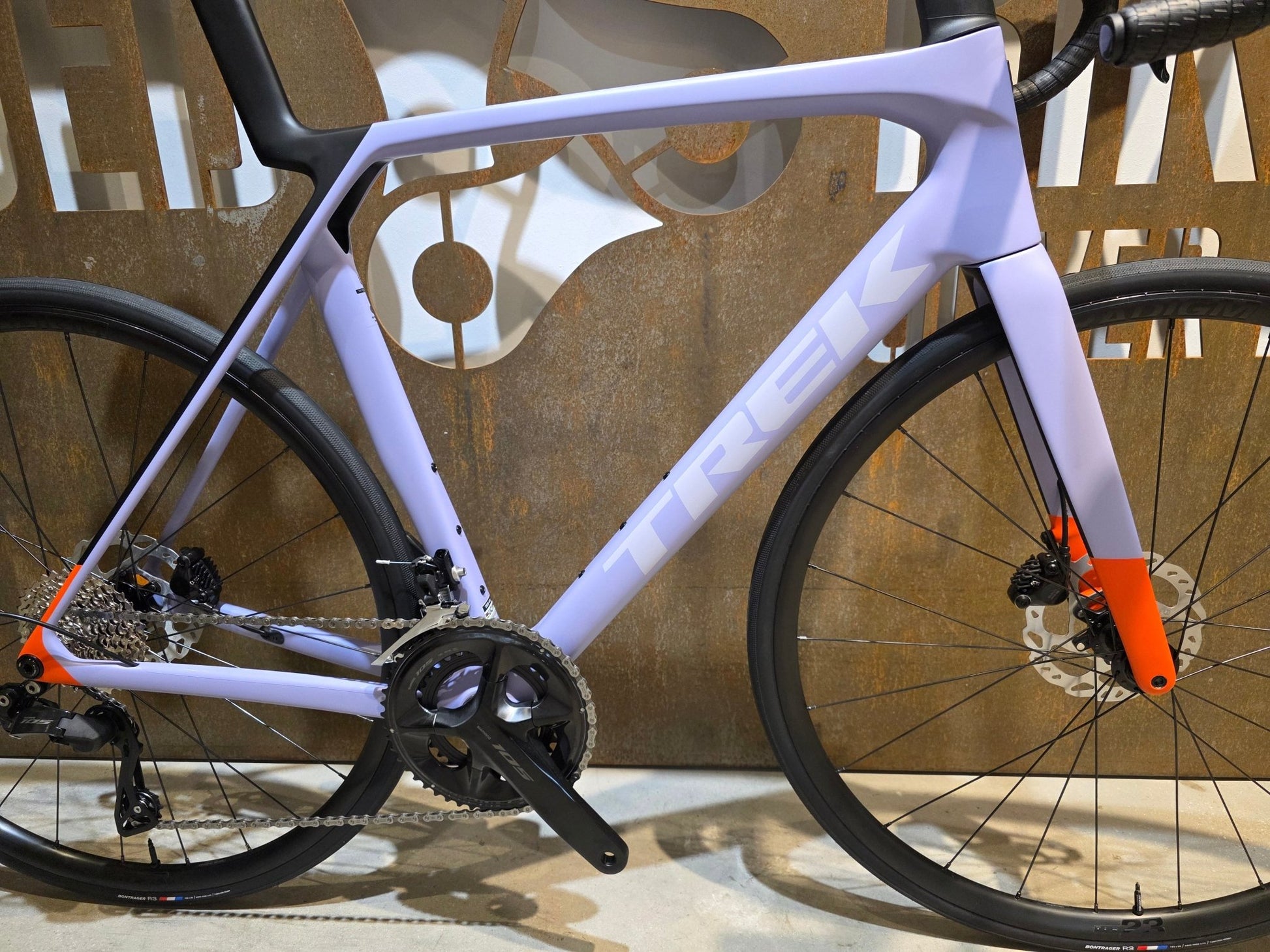 Rennrad von Trek, TREK MADONE SL 5 GEN 8 / MATTE LAVENDER HAZE / L vor USEDBIKES - OB.DE Hintergrund