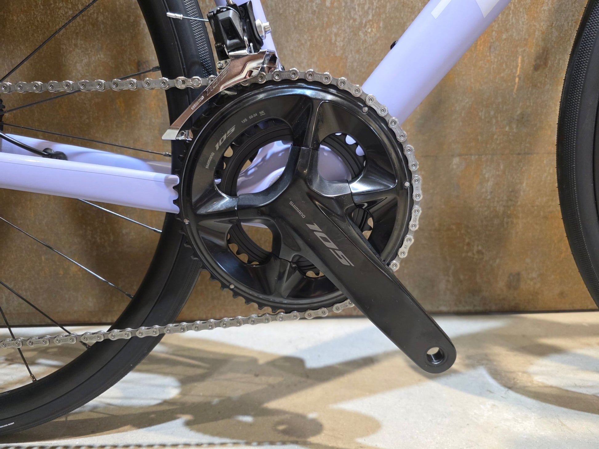 Rennrad von Trek, TREK MADONE SL 5 GEN 8 / MATTE LAVENDER HAZE / L vor USEDBIKES - OB.DE Hintergrund