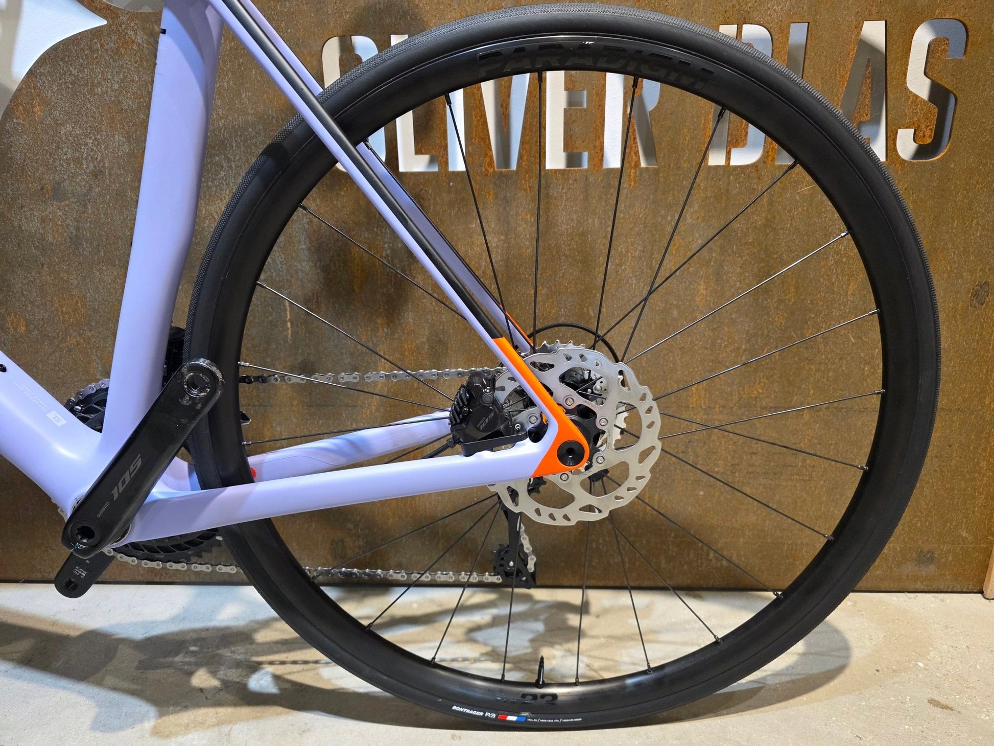 Rennrad von Trek, TREK MADONE SL 5 GEN 8 / MATTE LAVENDER HAZE / L vor USEDBIKES - OB.DE Hintergrund