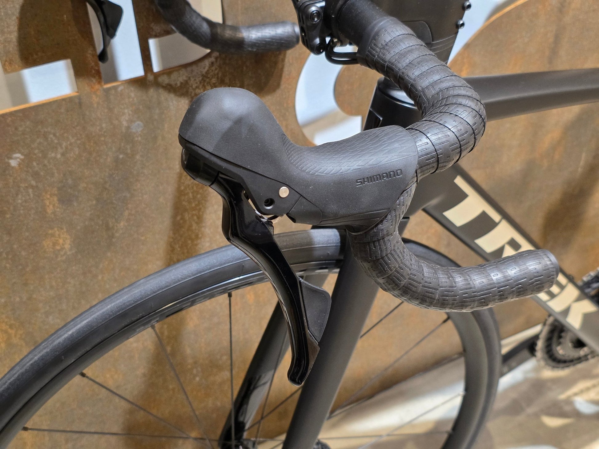 Rennrad von Trek, TREK MADONE SL 5/6 GEN 8 / CUSTOMBUILD / MATTE DARK WEB / S vor USEDBIKES - OB.DE Hintergrund