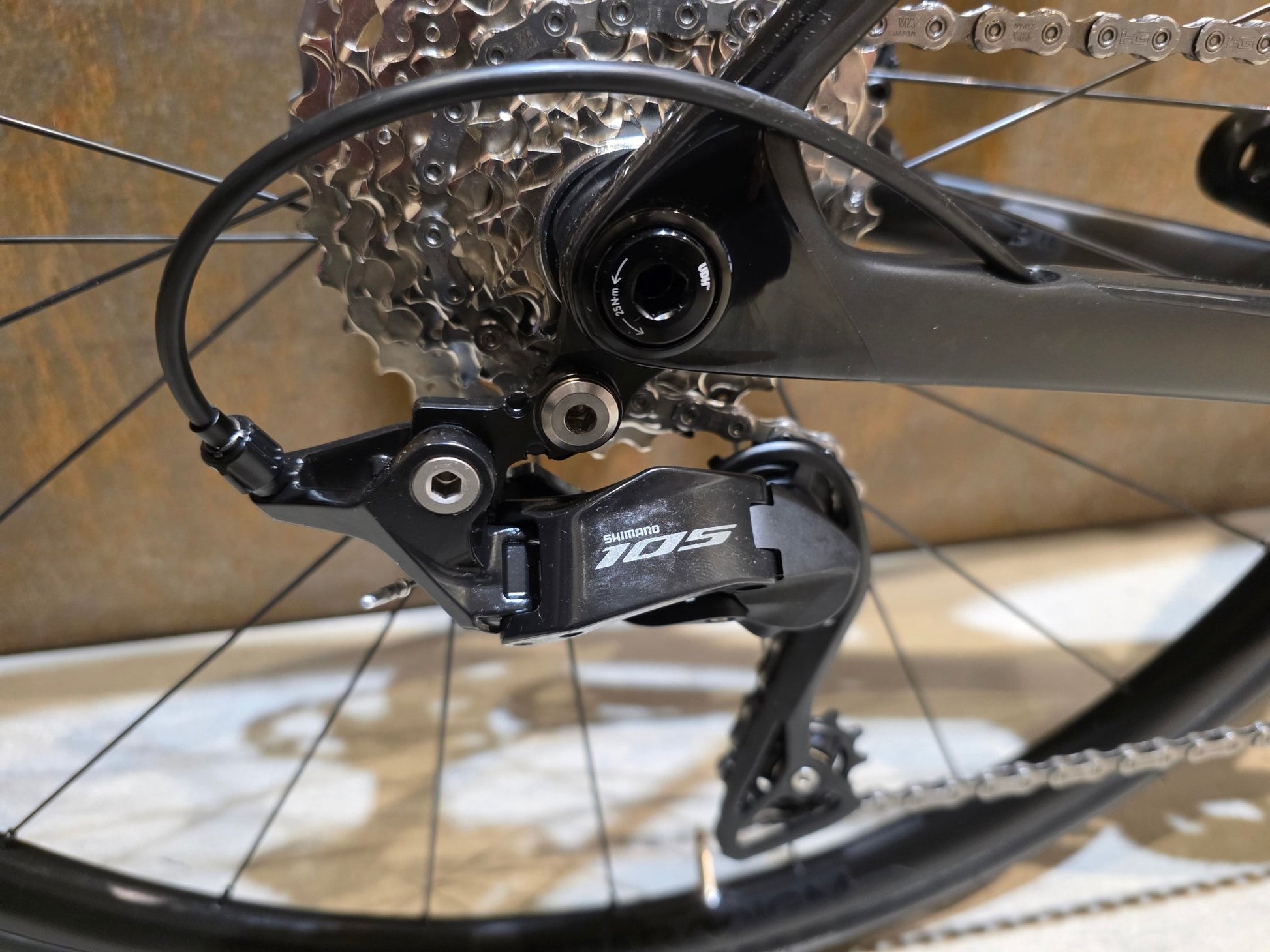 Rennrad von Trek, TREK MADONE SL 5/6 GEN 8 / CUSTOMBUILD / MATTE DARK WEB / S vor USEDBIKES - OB.DE Hintergrund