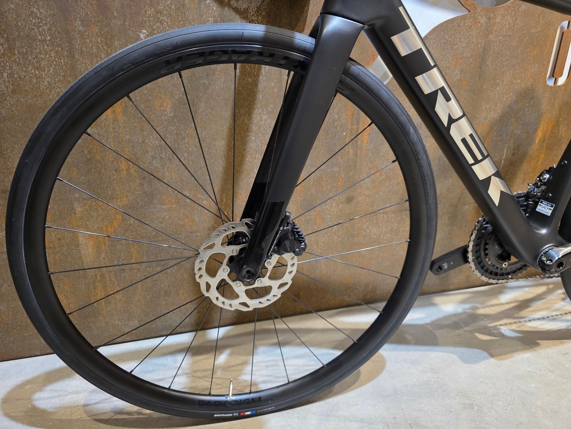 Rennrad von Trek, TREK MADONE SL 5/6 GEN 8 / CUSTOMBUILD / MATTE DARK WEB / S vor USEDBIKES - OB.DE Hintergrund