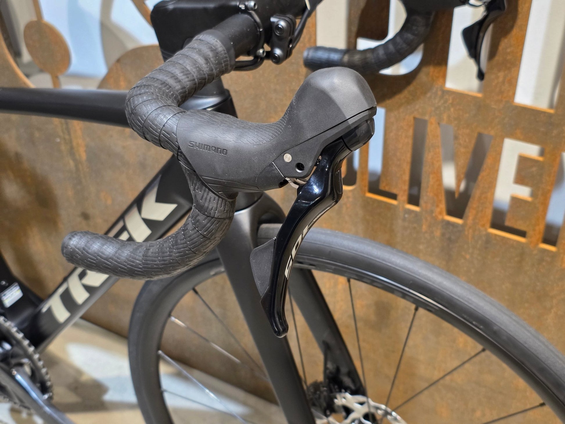 Rennrad von Trek, TREK MADONE SL 5/6 GEN 8 / CUSTOMBUILD / MATTE DARK WEB / S vor USEDBIKES - OB.DE Hintergrund