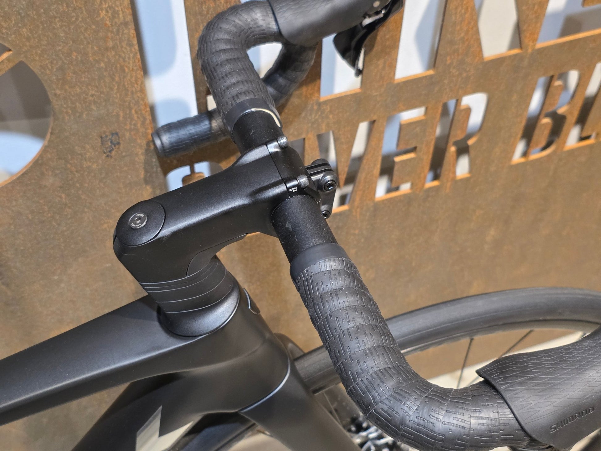 Rennrad von Trek, TREK MADONE SL 5/6 GEN 8 / CUSTOMBUILD / MATTE DARK WEB / S vor USEDBIKES - OB.DE Hintergrund