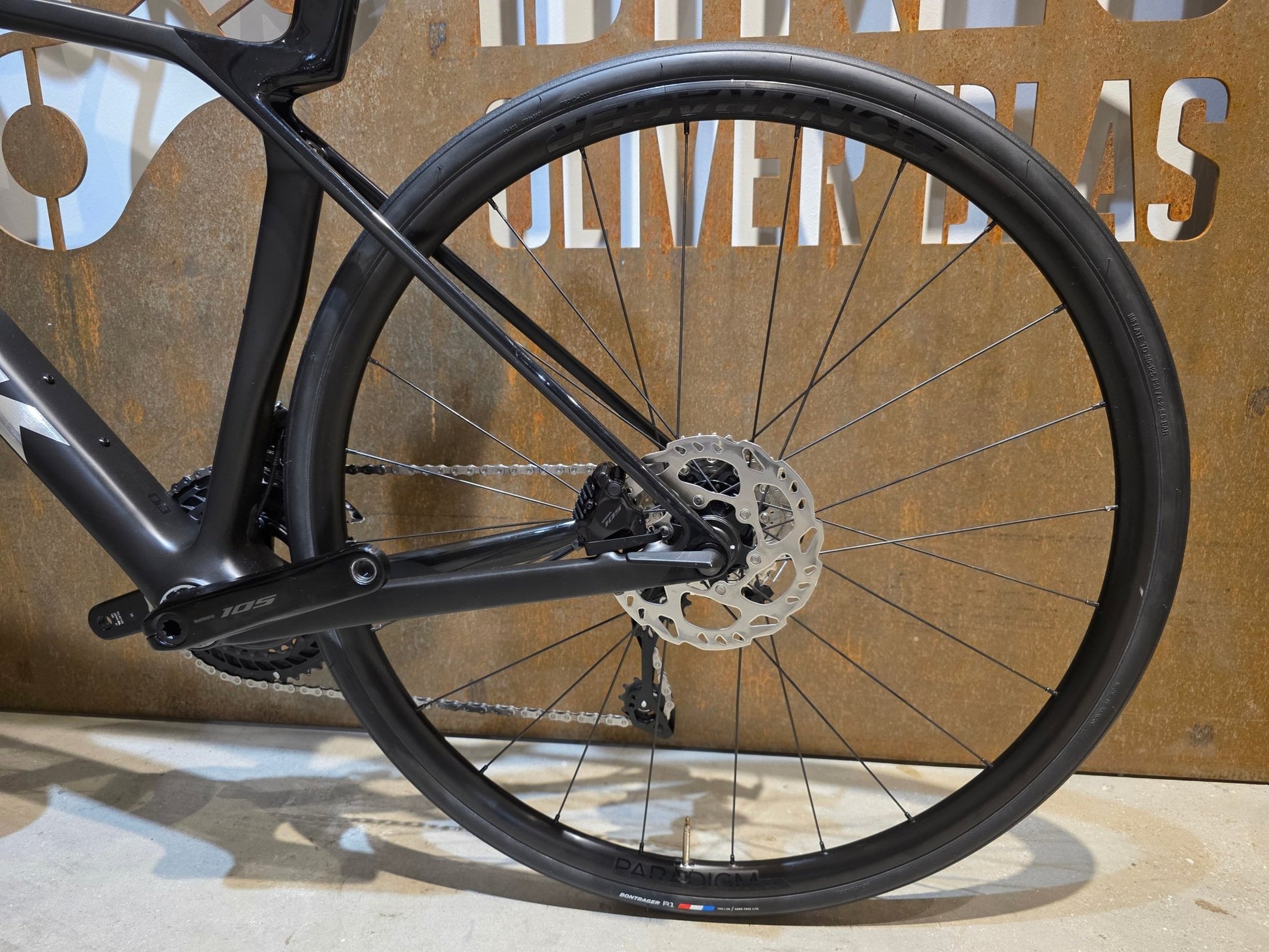 Rennrad von Trek, TREK MADONE SL 5/6 GEN 8 / CUSTOMBUILD / MATTE DARK WEB / S vor USEDBIKES - OB.DE Hintergrund