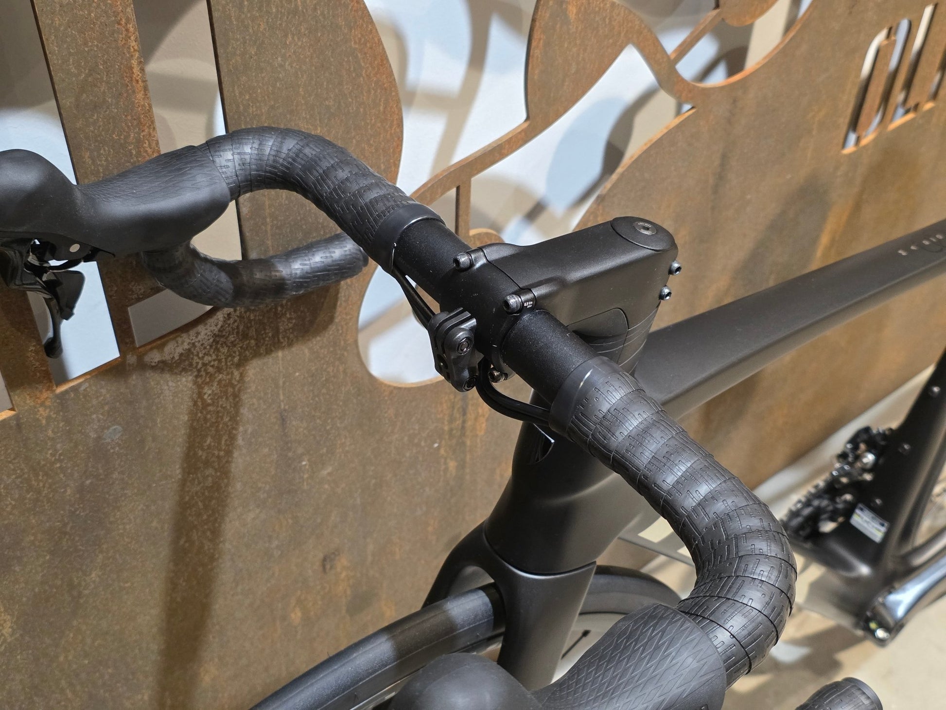 Rennrad von Trek, TREK MADONE SL 5/6 GEN 8 / CUSTOMBUILD / MATTE DARK WEB / S vor USEDBIKES - OB.DE Hintergrund