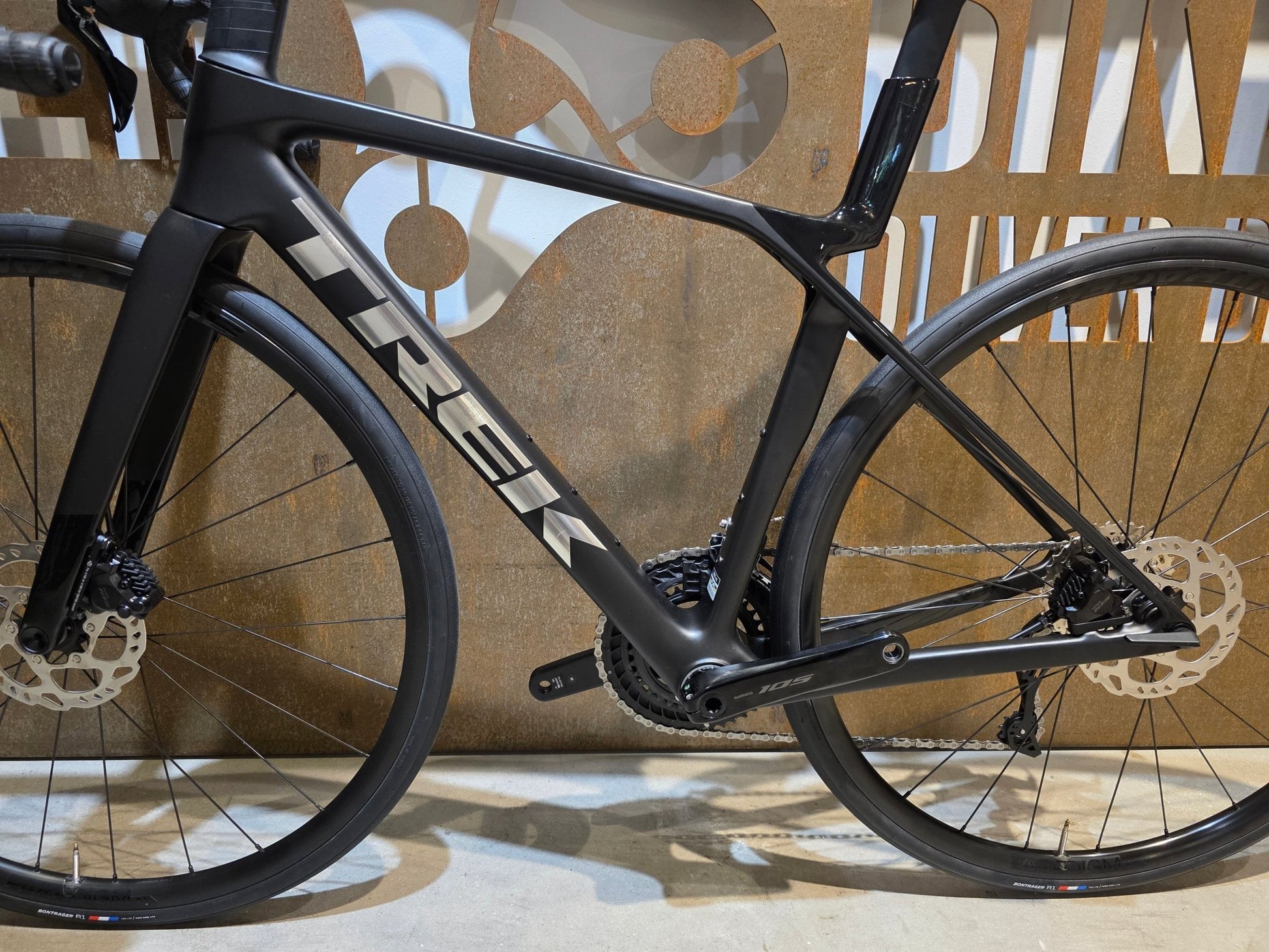 Rennrad von Trek, TREK MADONE SL 5/6 GEN 8 / CUSTOMBUILD / MATTE DARK WEB / S vor USEDBIKES - OB.DE Hintergrund