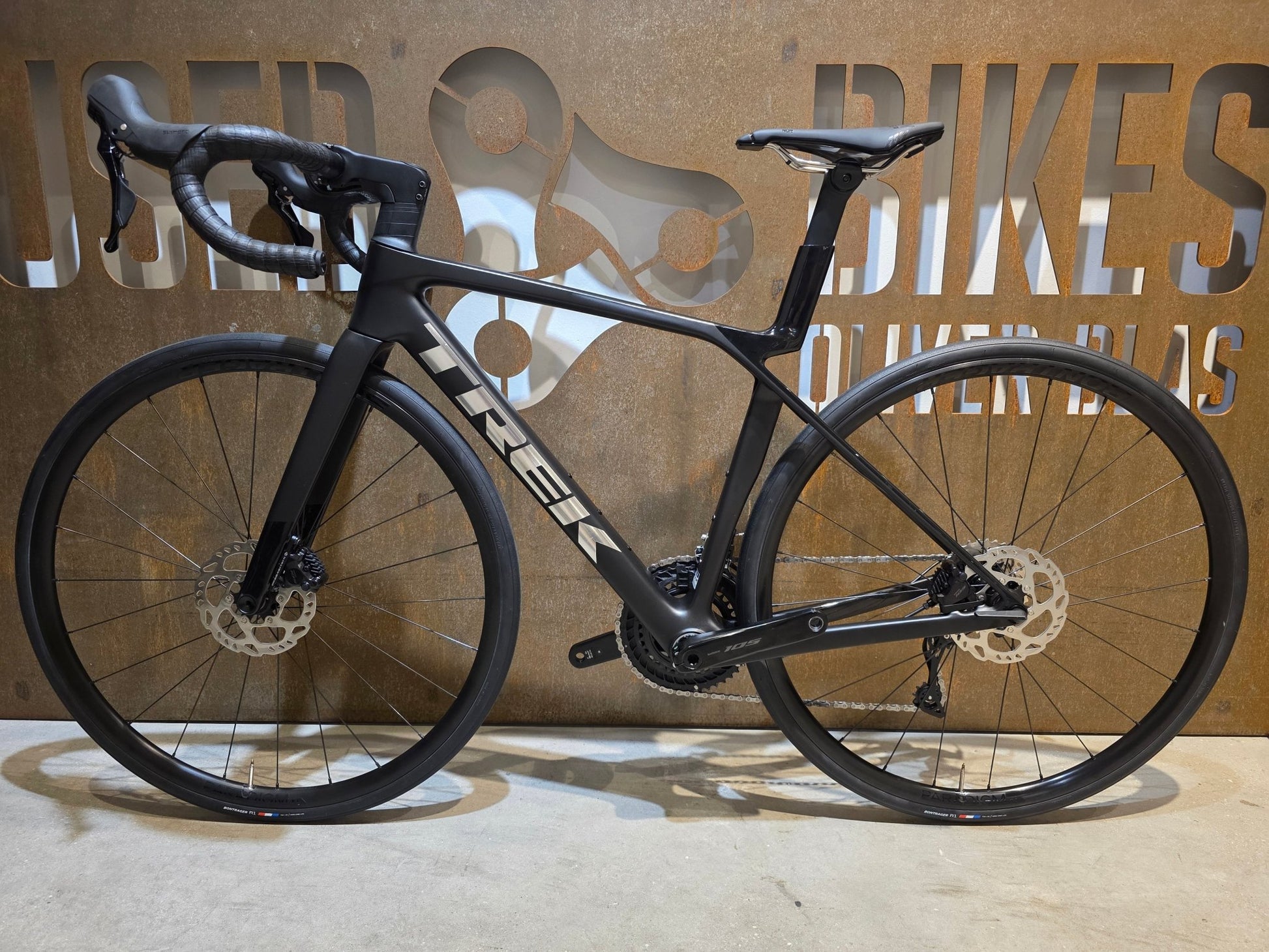 Rennrad von Trek, TREK MADONE SL 5/6 GEN 8 / CUSTOMBUILD / MATTE DARK WEB / S vor USEDBIKES - OB.DE Hintergrund