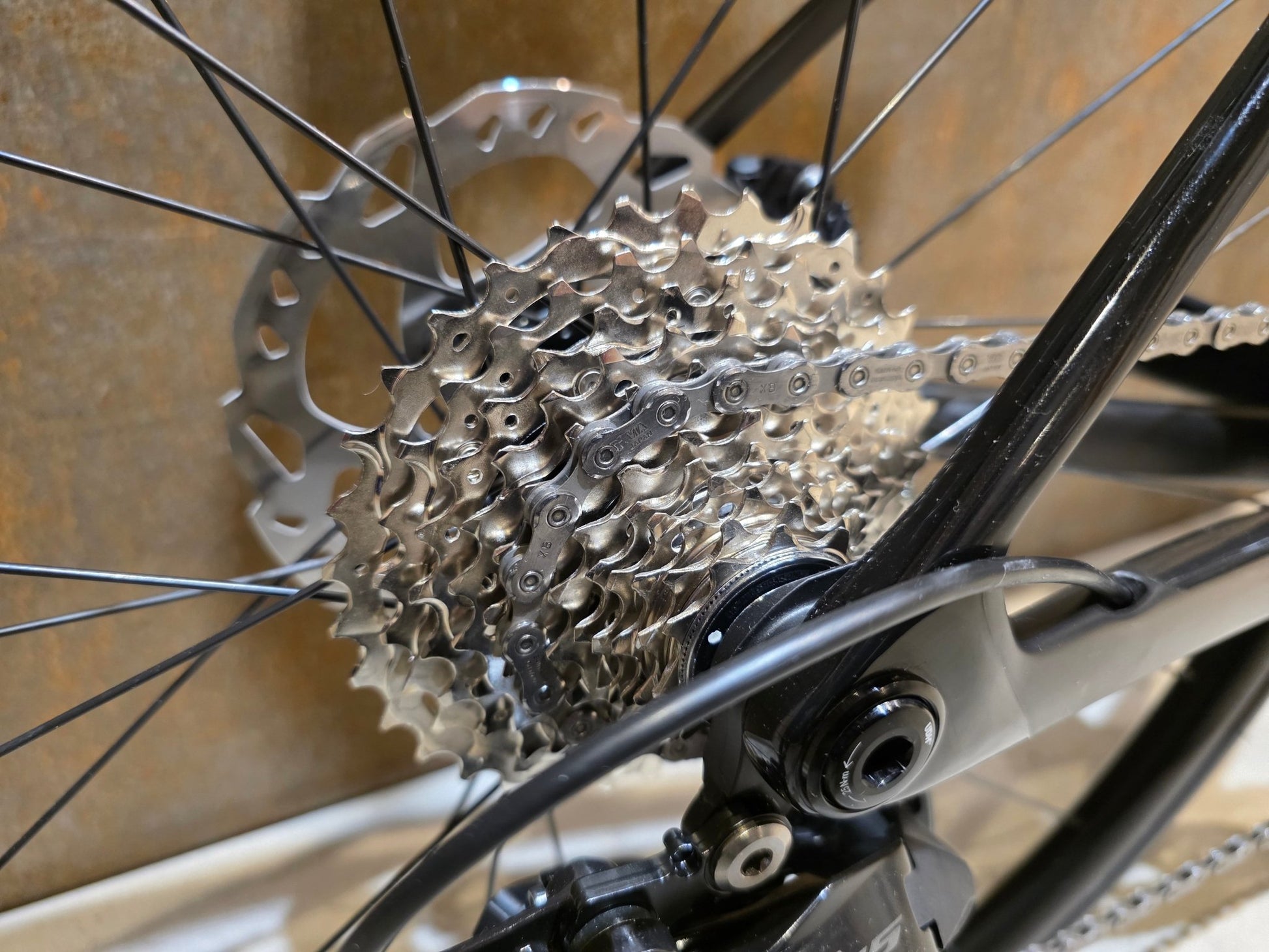 Rennrad von Trek, TREK MADONE SL 5/6 GEN 8 / CUSTOMBUILD / MATTE DARK WEB / S vor USEDBIKES - OB.DE Hintergrund