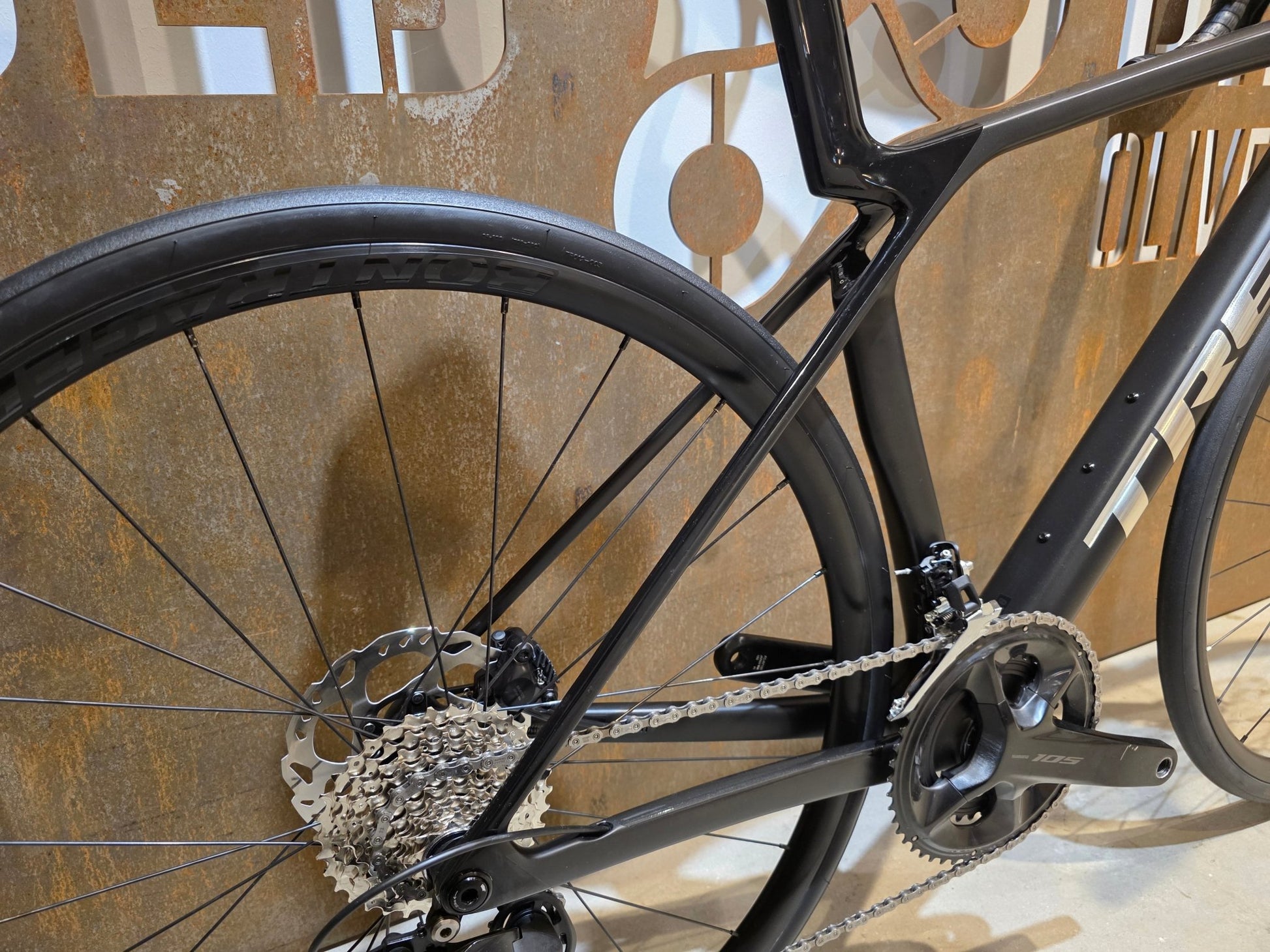 Rennrad von Trek, TREK MADONE SL 5/6 GEN 8 / CUSTOMBUILD / MATTE DARK WEB / S vor USEDBIKES - OB.DE Hintergrund