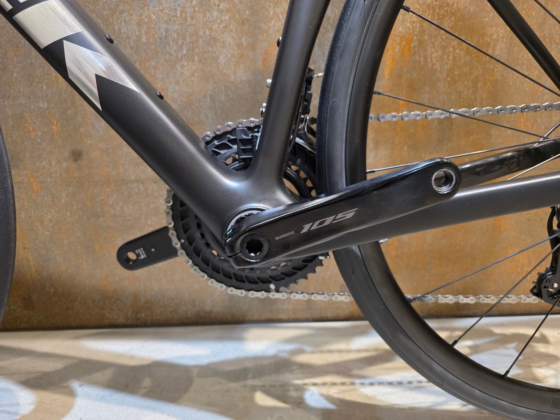 Rennrad von Trek, TREK MADONE SL 5/6 GEN 8 / CUSTOMBUILD / MATTE DARK WEB / S vor USEDBIKES - OB.DE Hintergrund