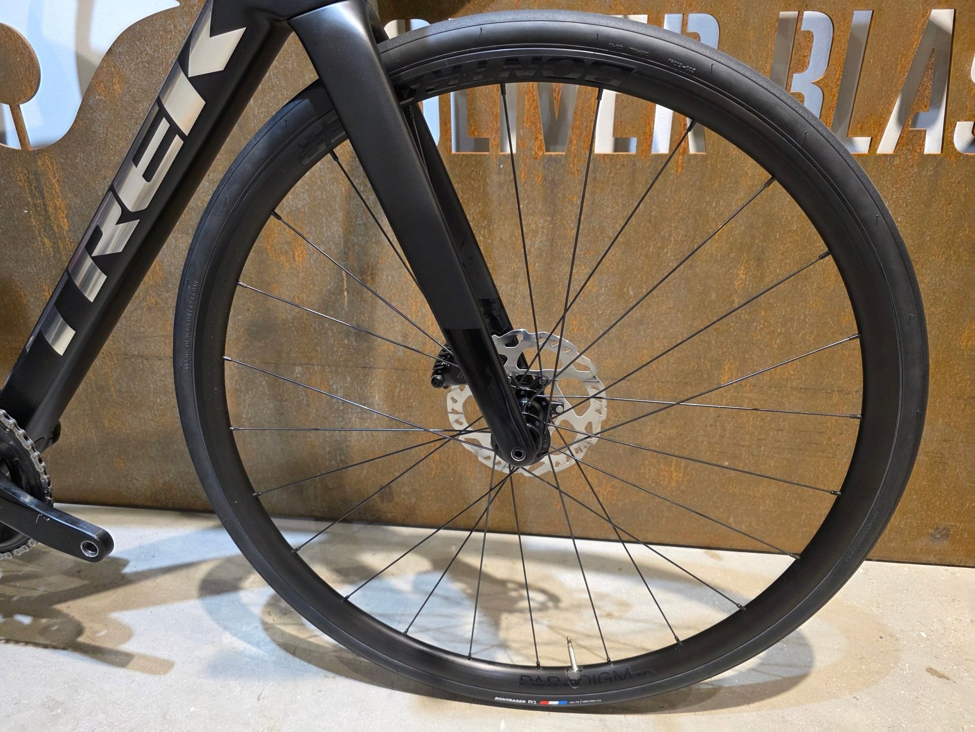 Rennrad von Trek, TREK MADONE SL 5/6 GEN 8 / CUSTOMBUILD / MATTE DARK WEB / S vor USEDBIKES - OB.DE Hintergrund