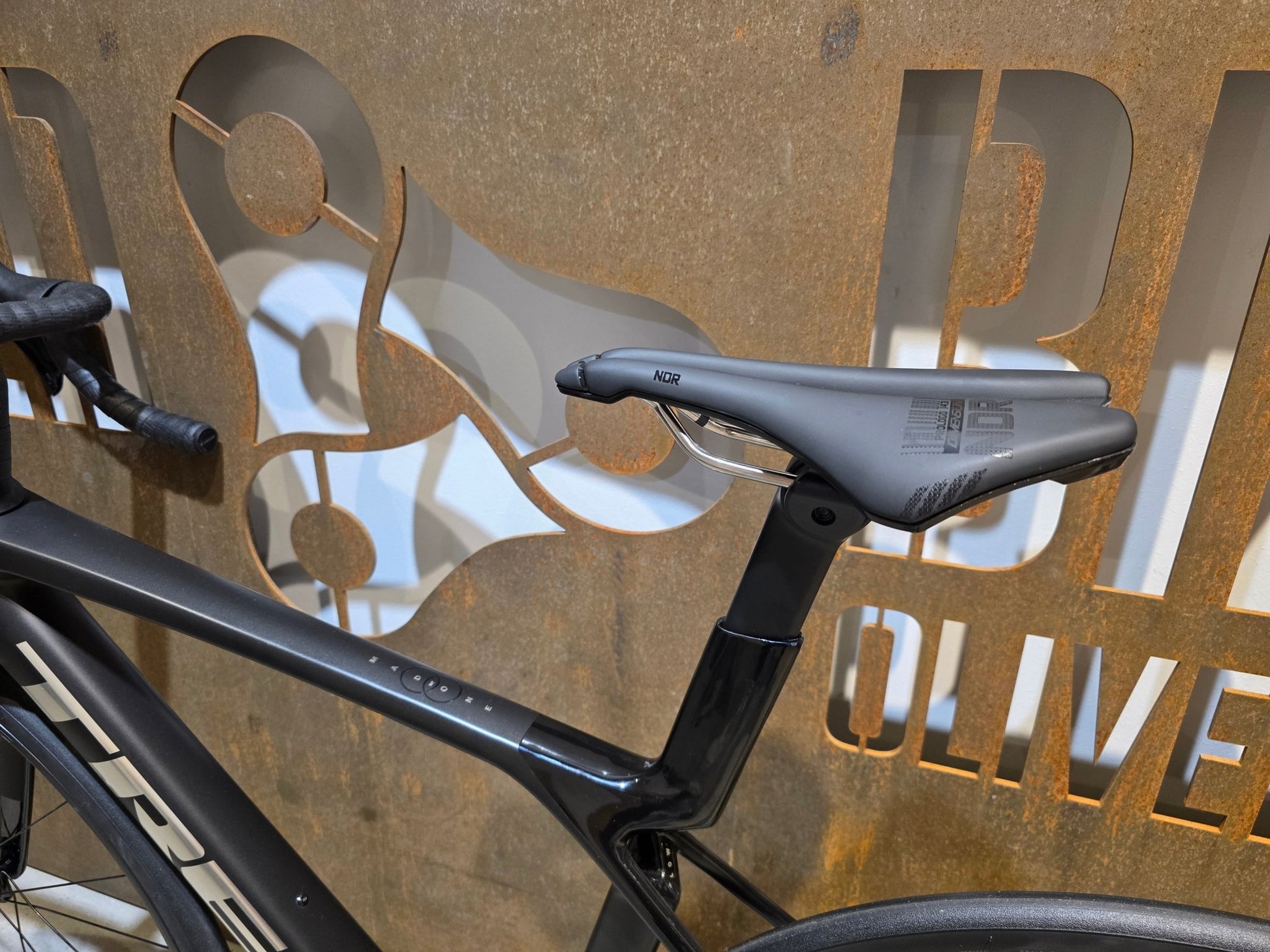 Rennrad von Trek, TREK MADONE SL 5/6 GEN 8 / CUSTOMBUILD / MATTE DARK WEB / S vor USEDBIKES - OB.DE Hintergrund