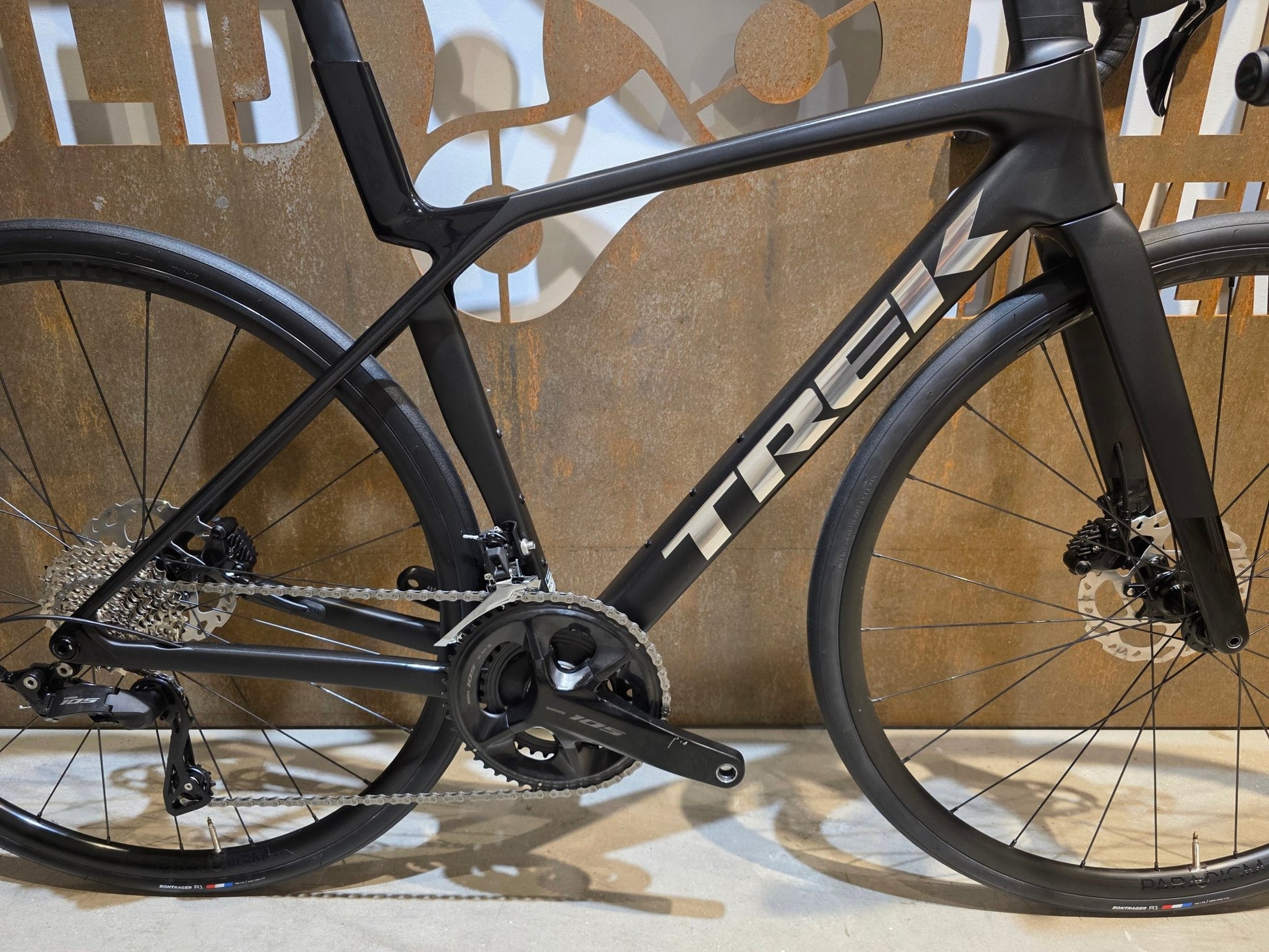 Rennrad von Trek, TREK MADONE SL 5/6 GEN 8 / CUSTOMBUILD / MATTE DARK WEB / S vor USEDBIKES - OB.DE Hintergrund