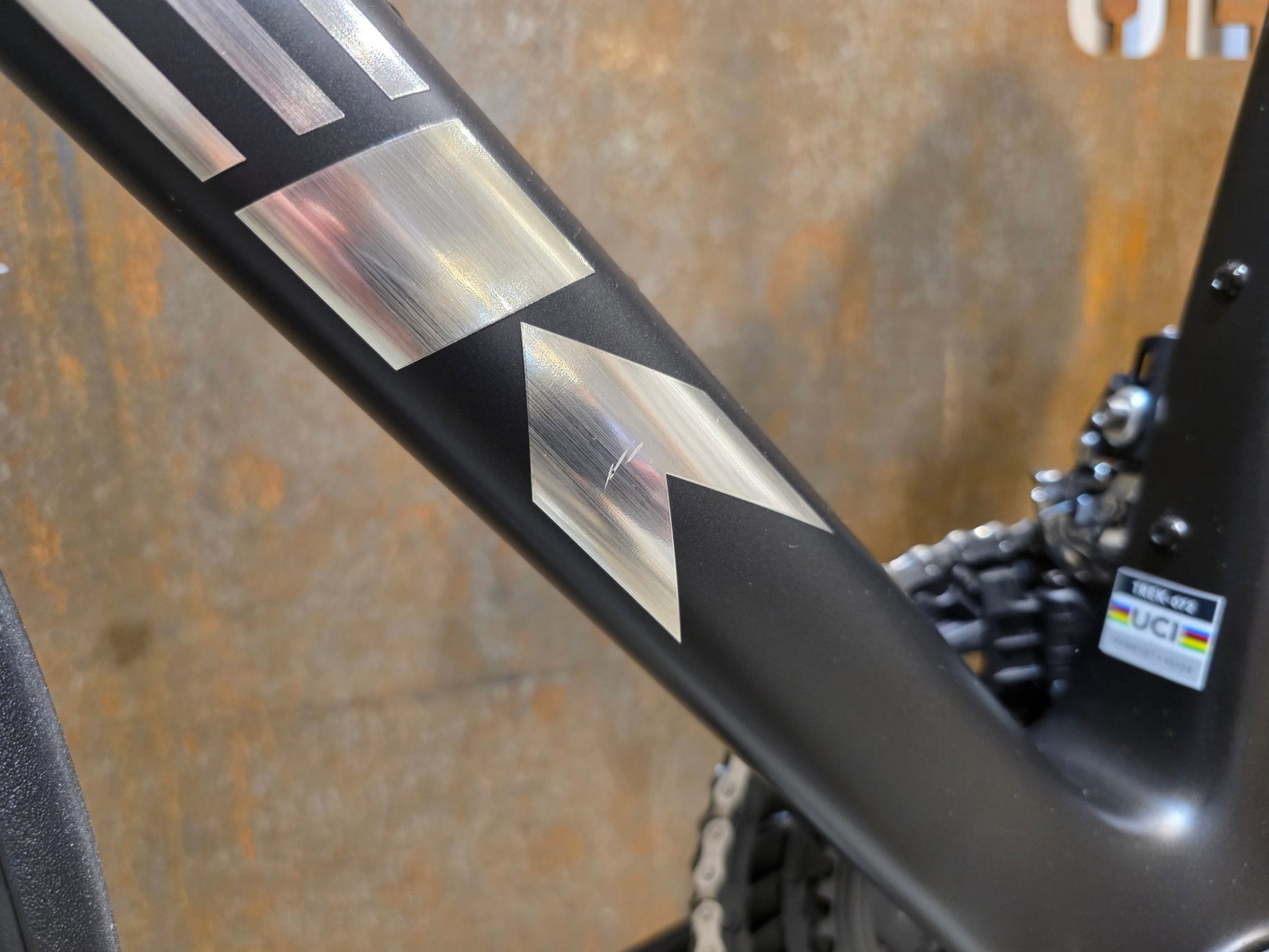 Rennrad von Trek, TREK MADONE SL 5/6 GEN 8 / CUSTOMBUILD / MATTE DARK WEB / S vor USEDBIKES - OB.DE Hintergrund