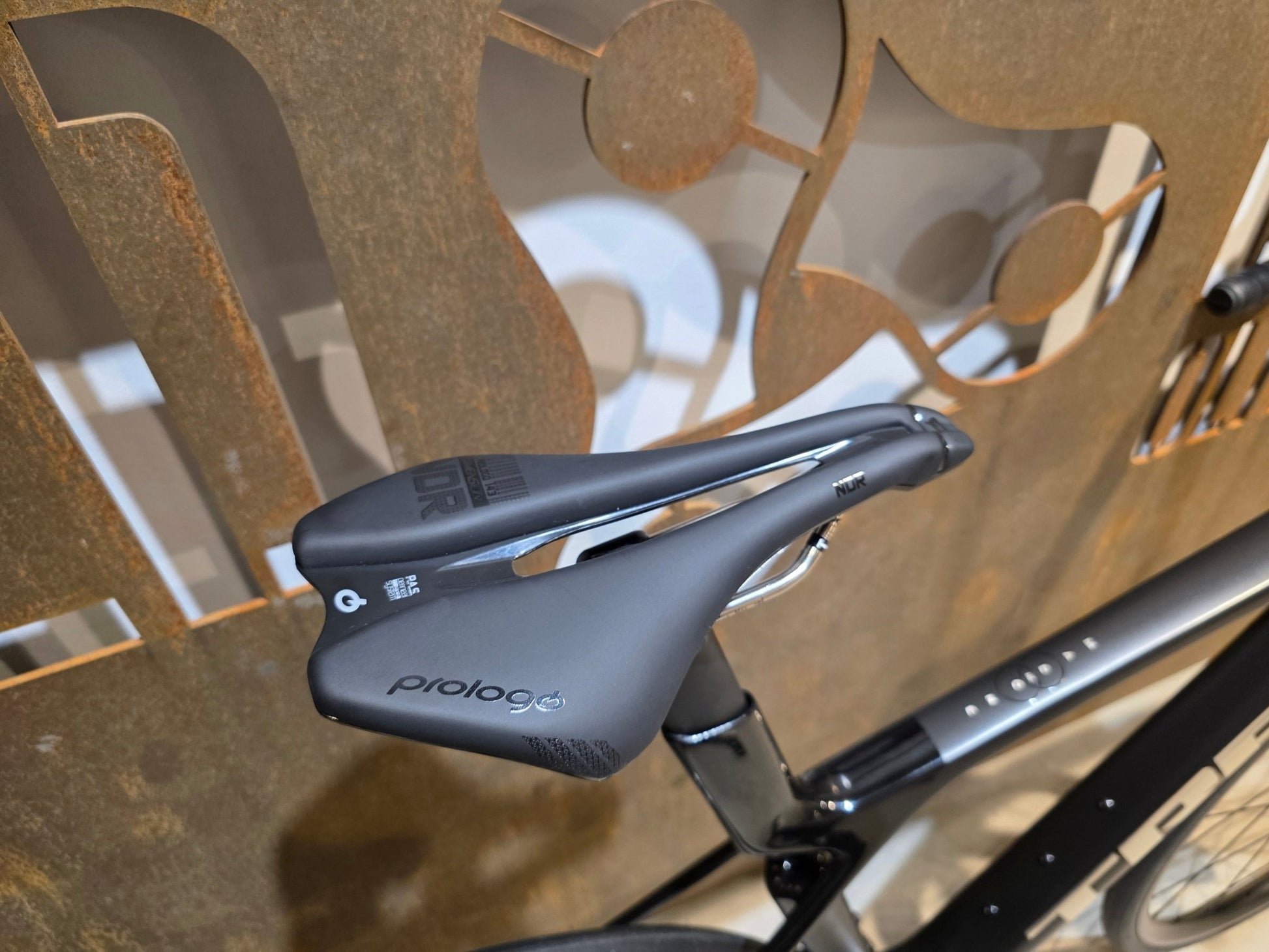 Rennrad von Trek, TREK MADONE SL 5/6 GEN 8 / CUSTOMBUILD / MATTE DARK WEB / S vor USEDBIKES - OB.DE Hintergrund