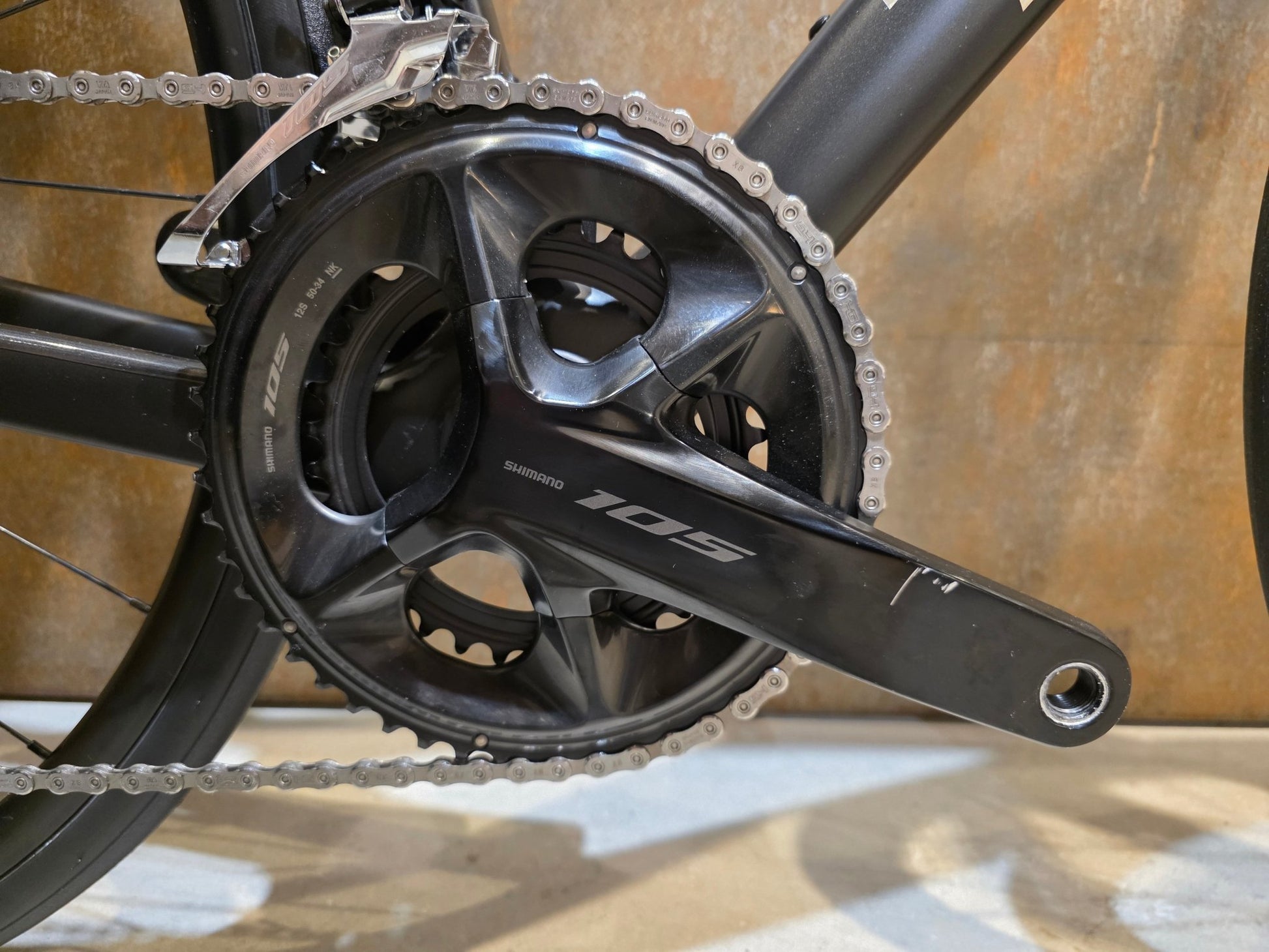 Rennrad von Trek, TREK MADONE SL 5/6 GEN 8 / CUSTOMBUILD / MATTE DARK WEB / S vor USEDBIKES - OB.DE Hintergrund