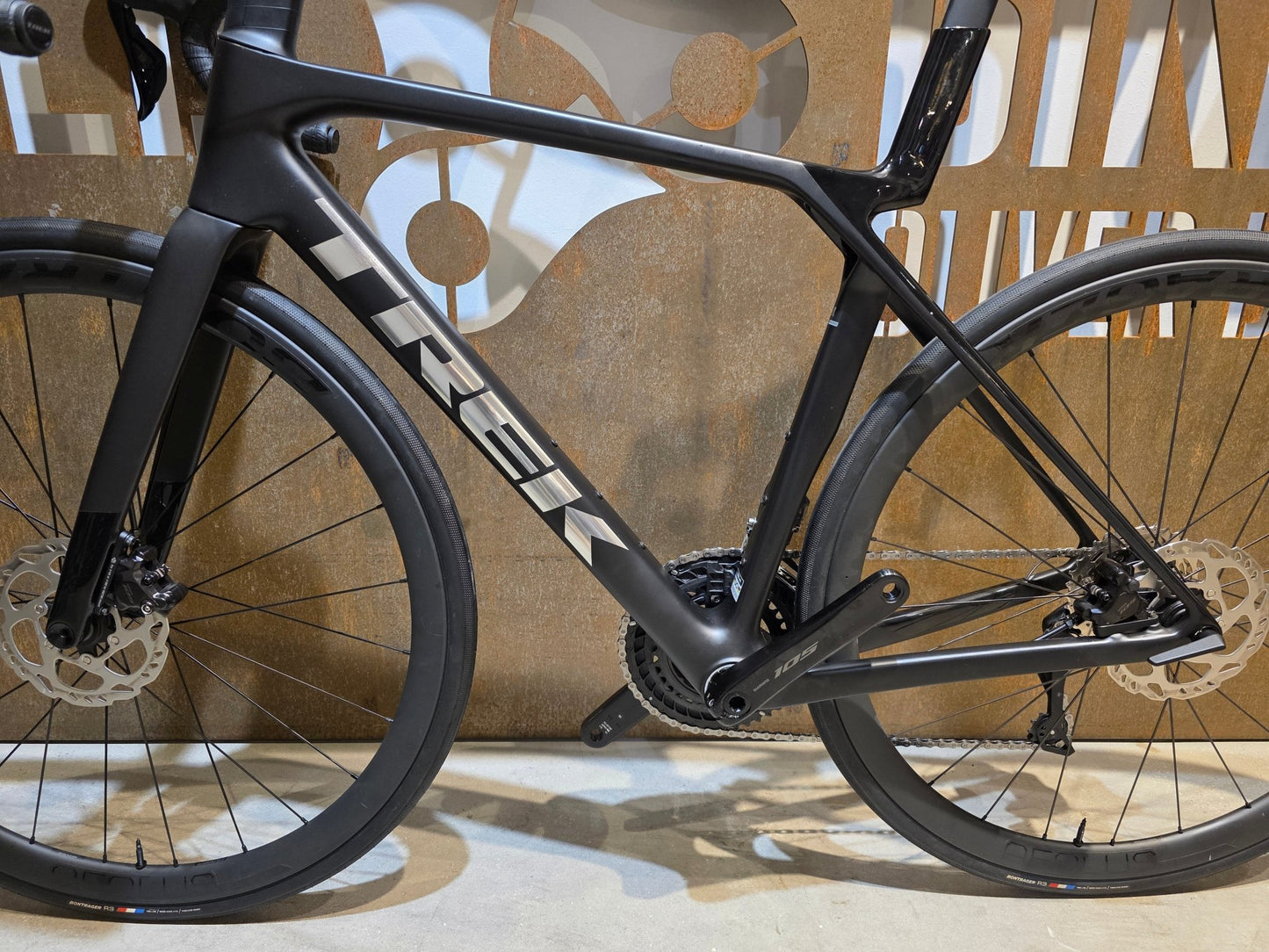 Rennrad von Trek, TREK MADONE SL 6 GEN 8 / MATTE DARK WEB / M vor USEDBIKES - OB.DE Hintergrund