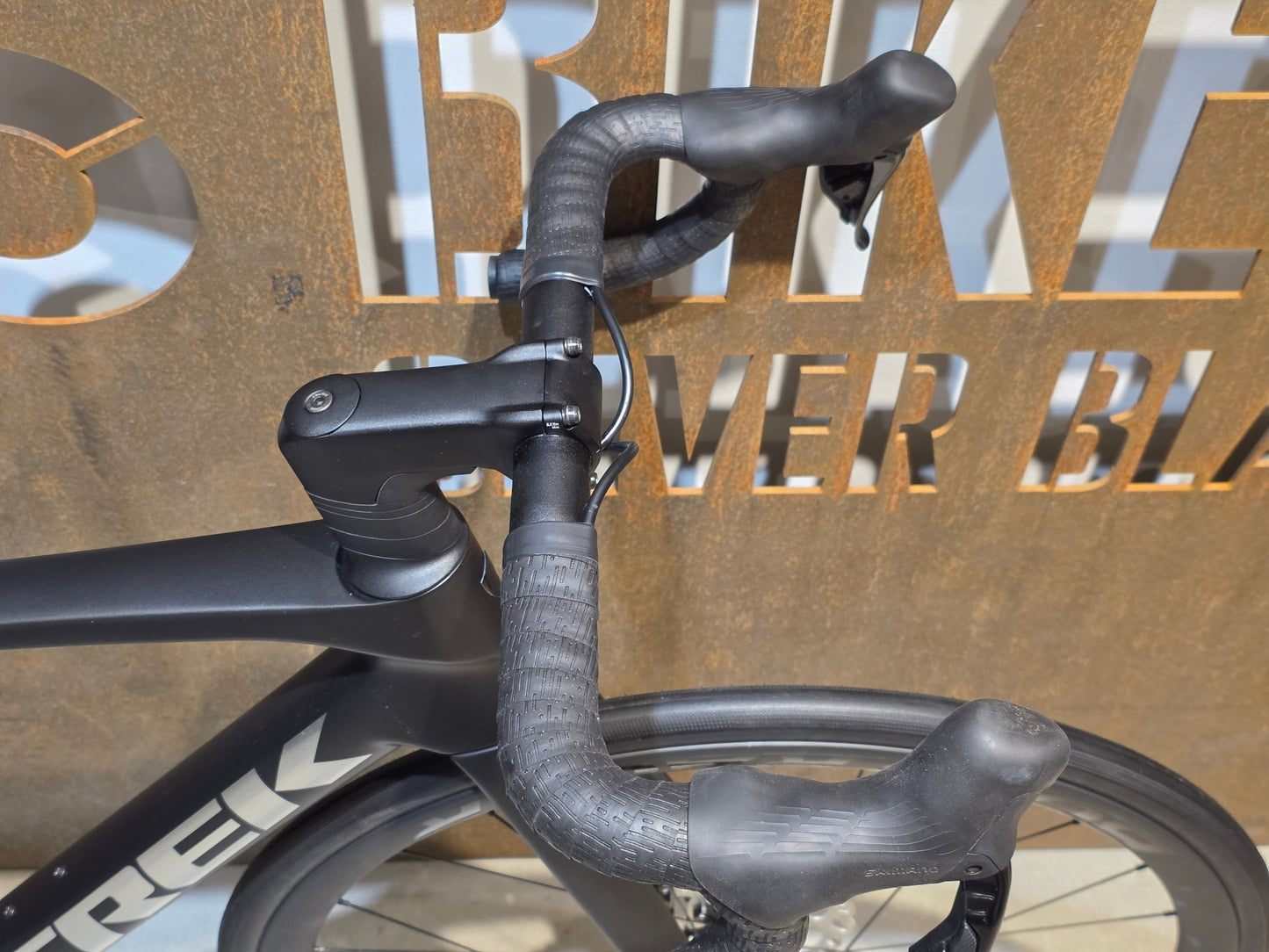 Rennrad von Trek, TREK MADONE SL 6 GEN 8 / MATTE DARK WEB / M vor USEDBIKES - OB.DE Hintergrund