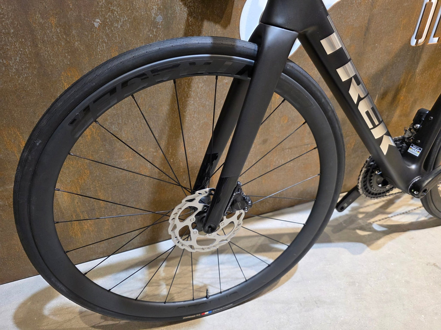 Rennrad von Trek, TREK MADONE SL 6 GEN 8 / MATTE DARK WEB / M vor USEDBIKES - OB.DE Hintergrund