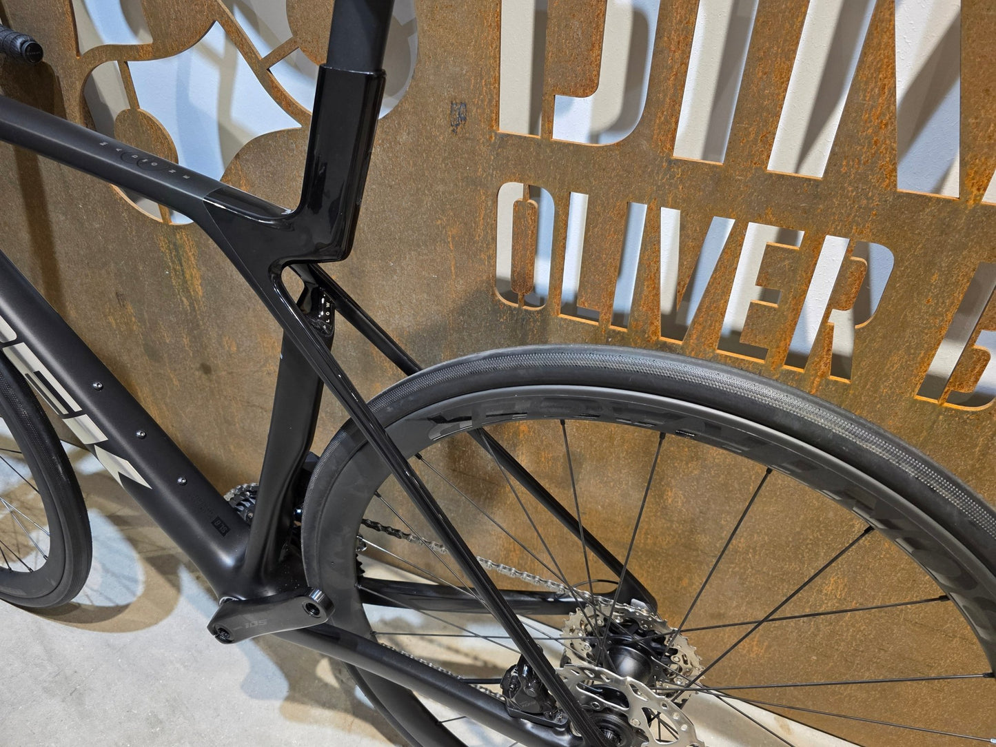 Rennrad von Trek, TREK MADONE SL 6 GEN 8 / MATTE DARK WEB / M vor USEDBIKES - OB.DE Hintergrund