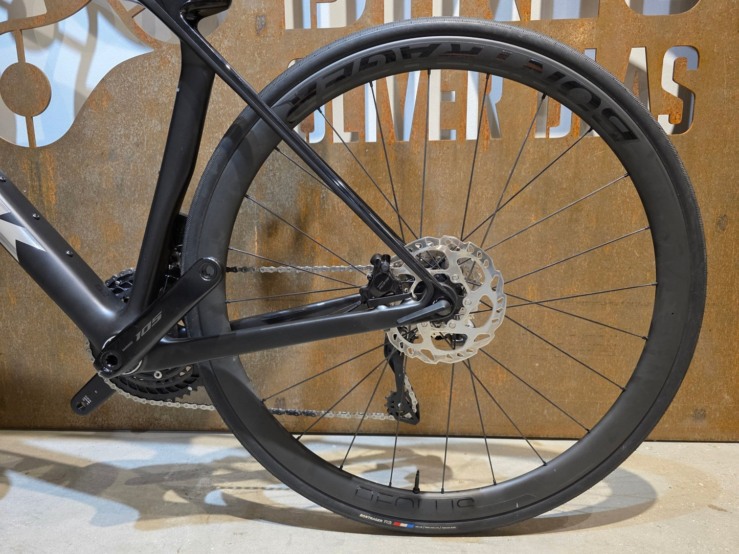 Rennrad von Trek, TREK MADONE SL 6 GEN 8 / MATTE DARK WEB / M vor USEDBIKES - OB.DE Hintergrund