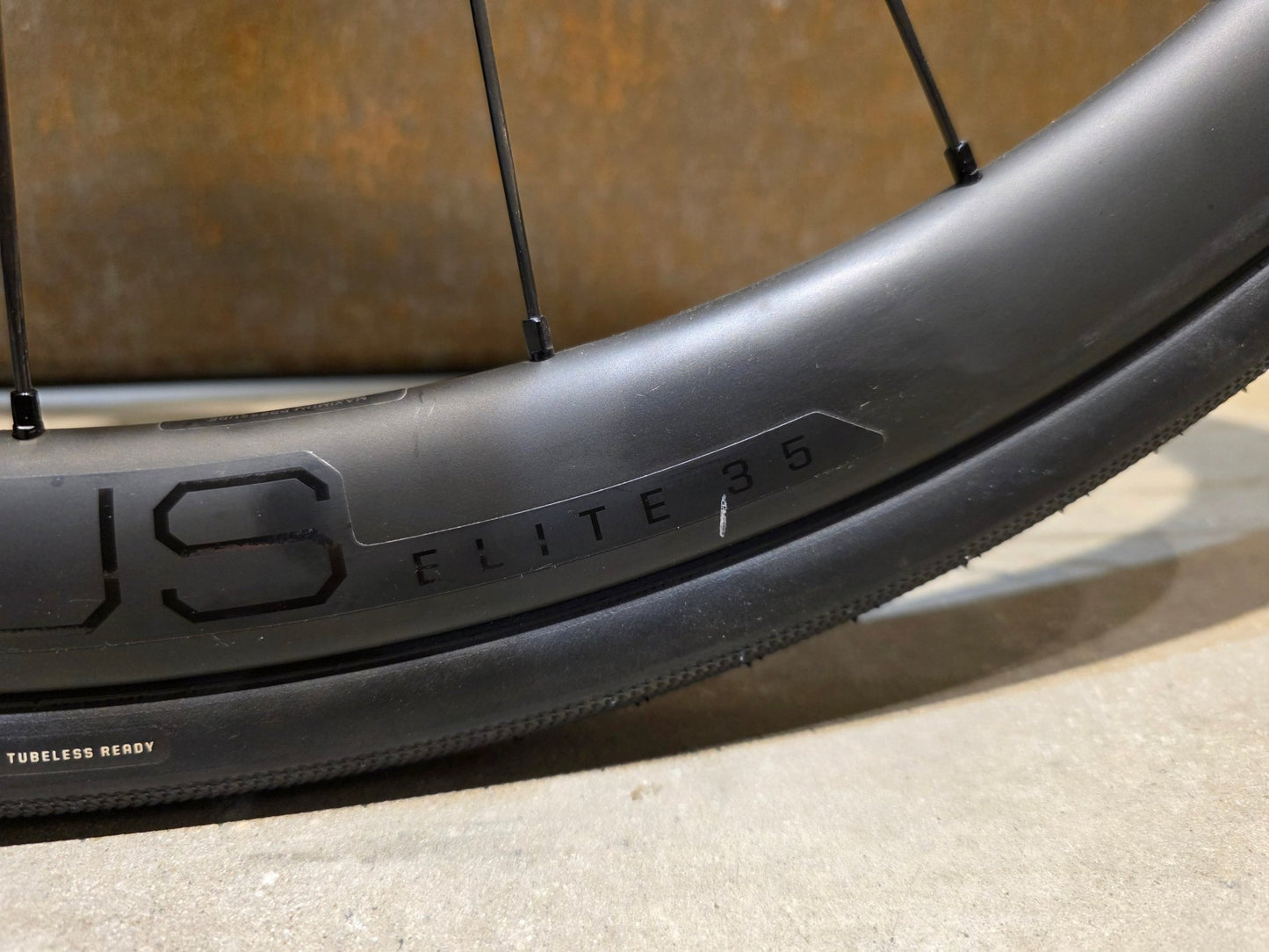 Rennrad von Trek, TREK MADONE SL 6 GEN 8 / MATTE DARK WEB / M vor USEDBIKES - OB.DE Hintergrund