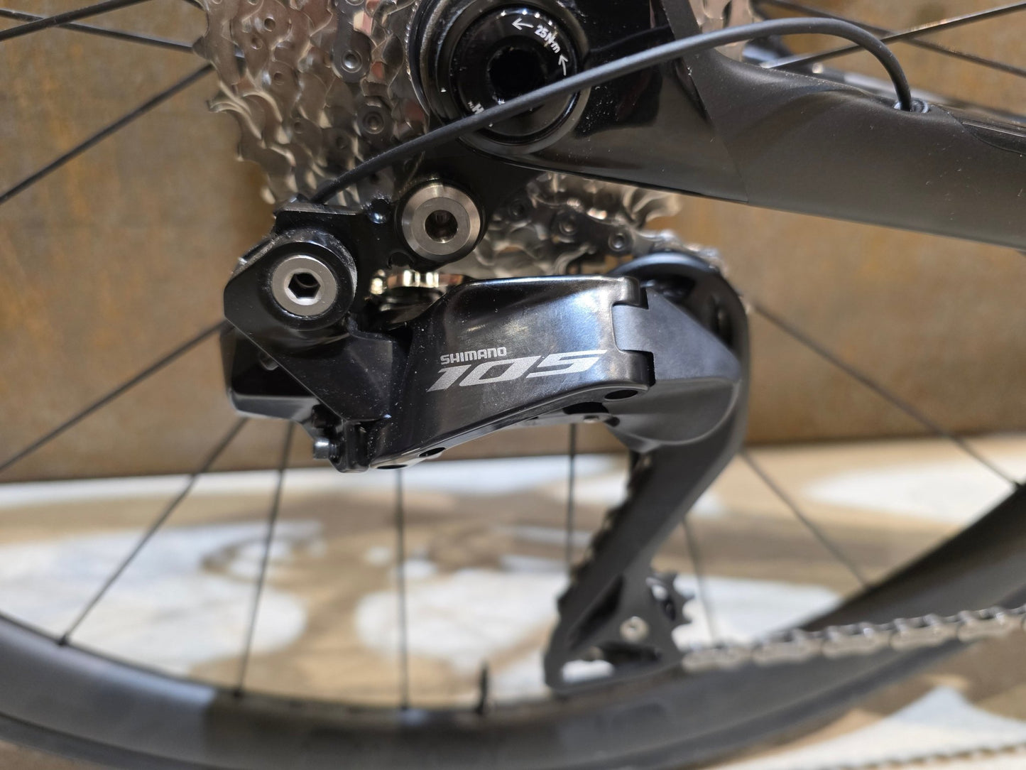 Rennrad von Trek, TREK MADONE SL 6 GEN 8 / MATTE DARK WEB / M vor USEDBIKES - OB.DE Hintergrund