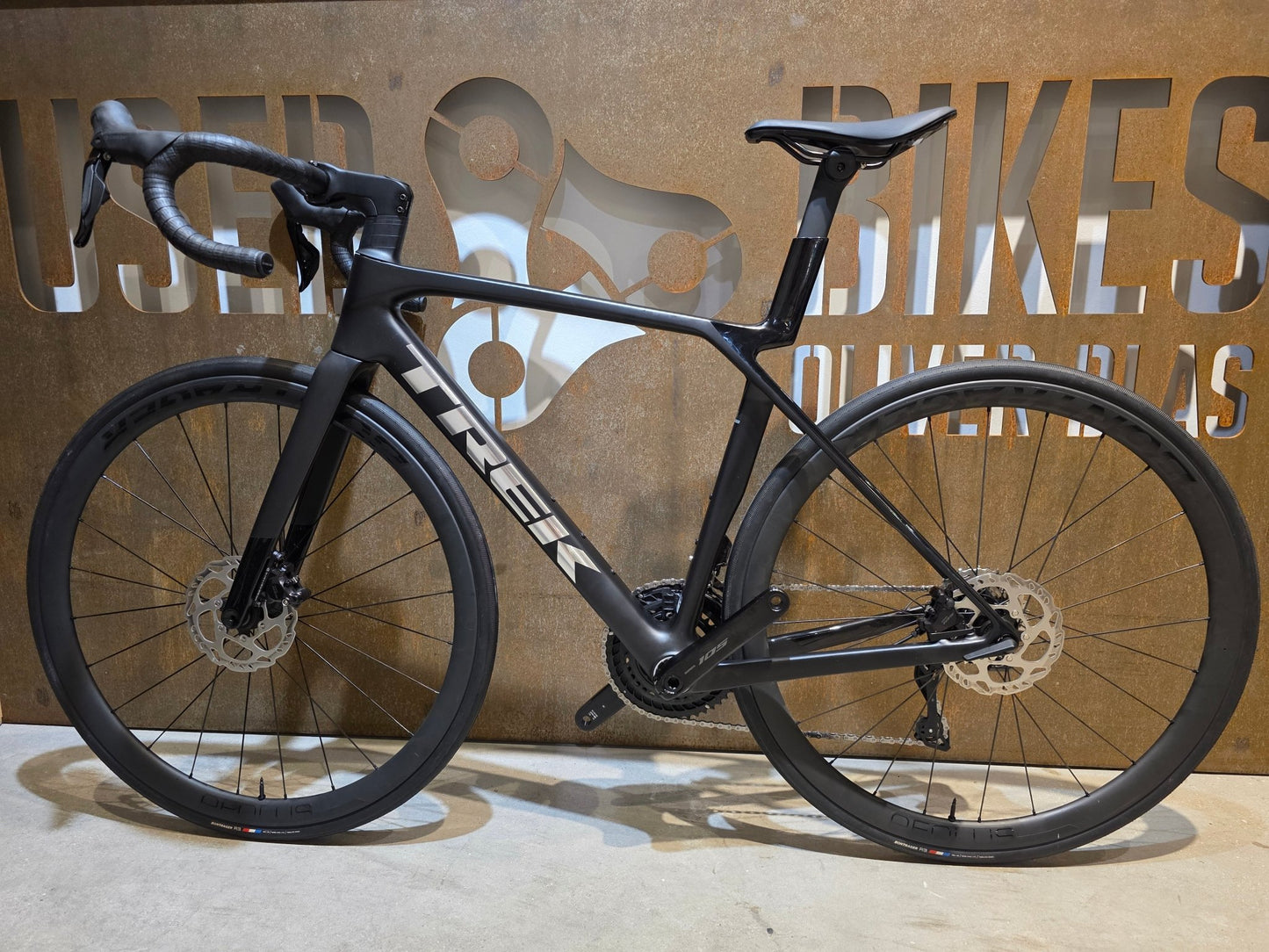 Rennrad von Trek, TREK MADONE SL 6 GEN 8 / MATTE DARK WEB / M vor USEDBIKES - OB.DE Hintergrund