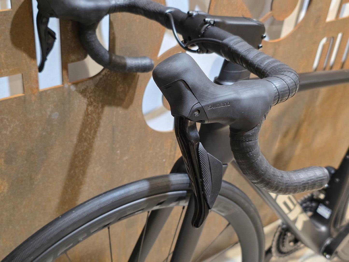 Rennrad von Trek, TREK MADONE SL 6 GEN 8 / MATTE DARK WEB / M vor USEDBIKES - OB.DE Hintergrund