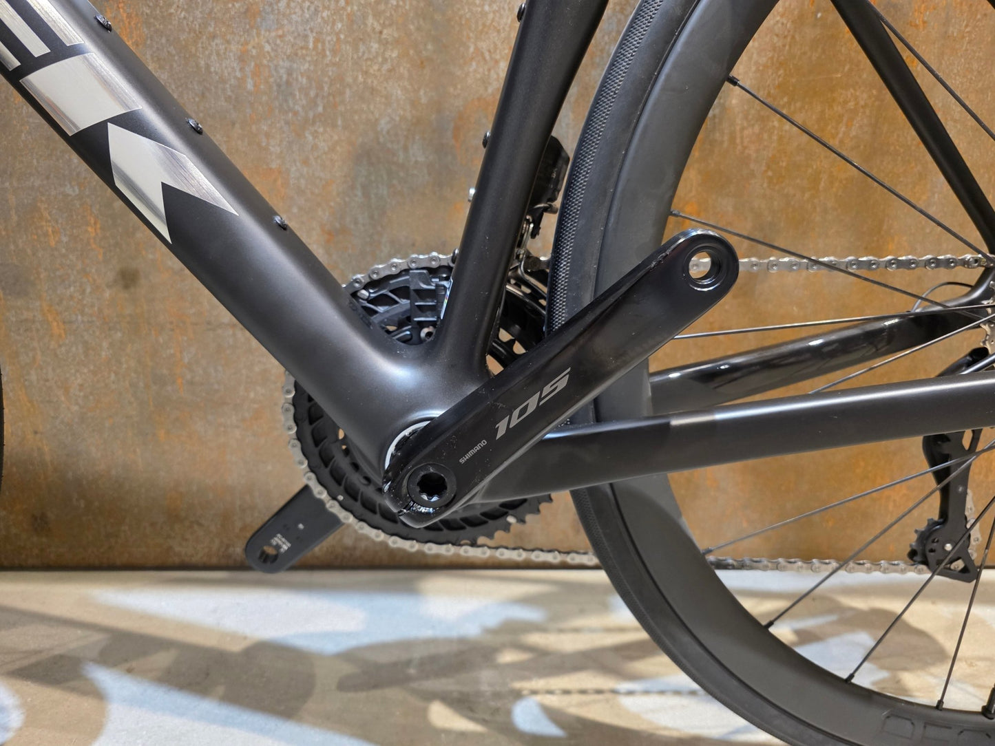 Rennrad von Trek, TREK MADONE SL 6 GEN 8 / MATTE DARK WEB / M vor USEDBIKES - OB.DE Hintergrund