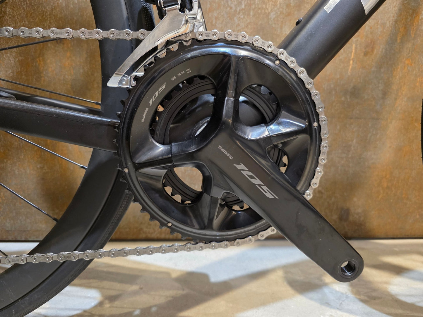 Rennrad von Trek, TREK MADONE SL 6 GEN 8 / MATTE DARK WEB / M vor USEDBIKES - OB.DE Hintergrund