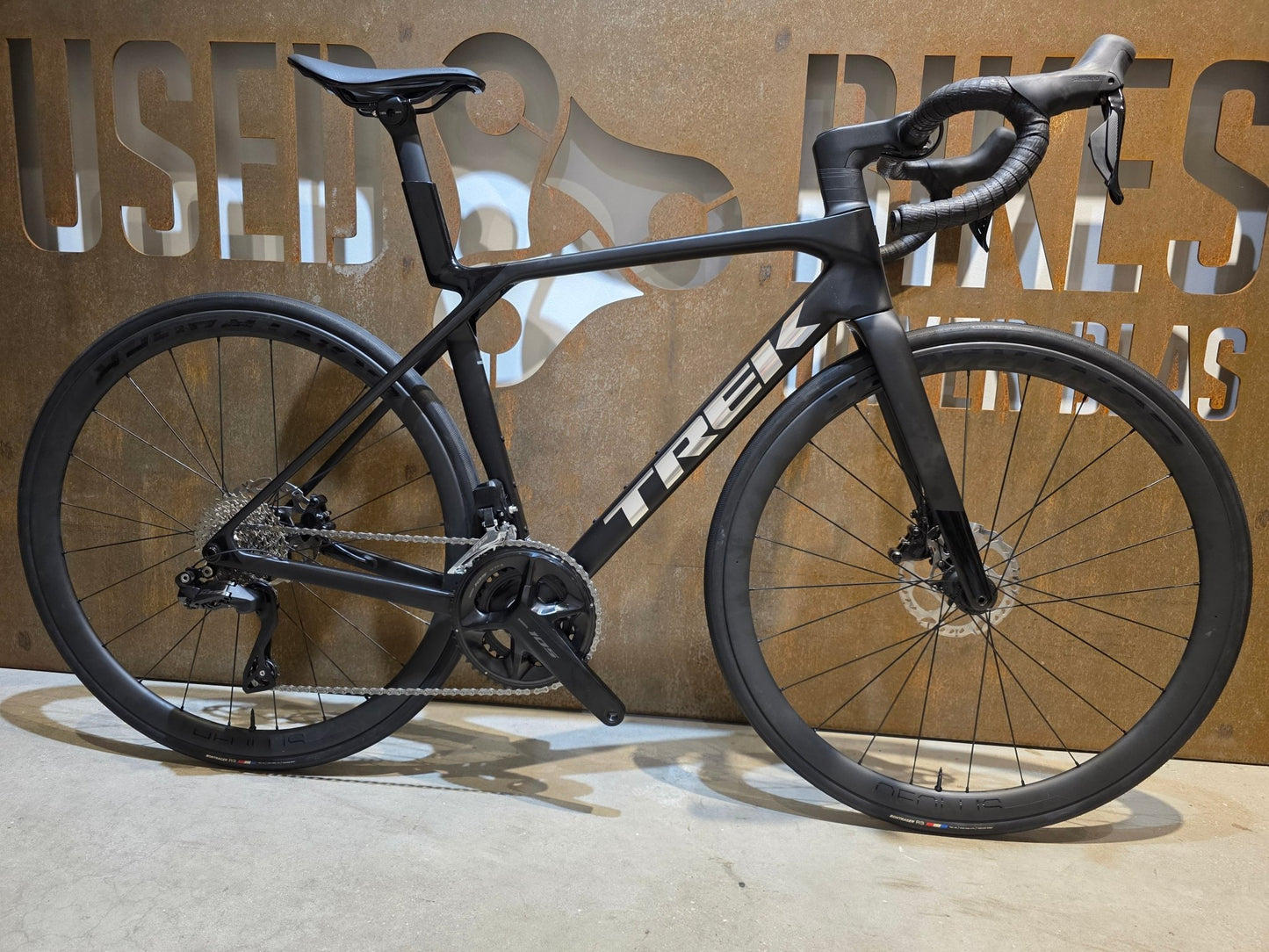 Rennrad von Trek, TREK MADONE SL 6 GEN 8 / MATTE DARK WEB / M vor USEDBIKES - OB.DE Hintergrund