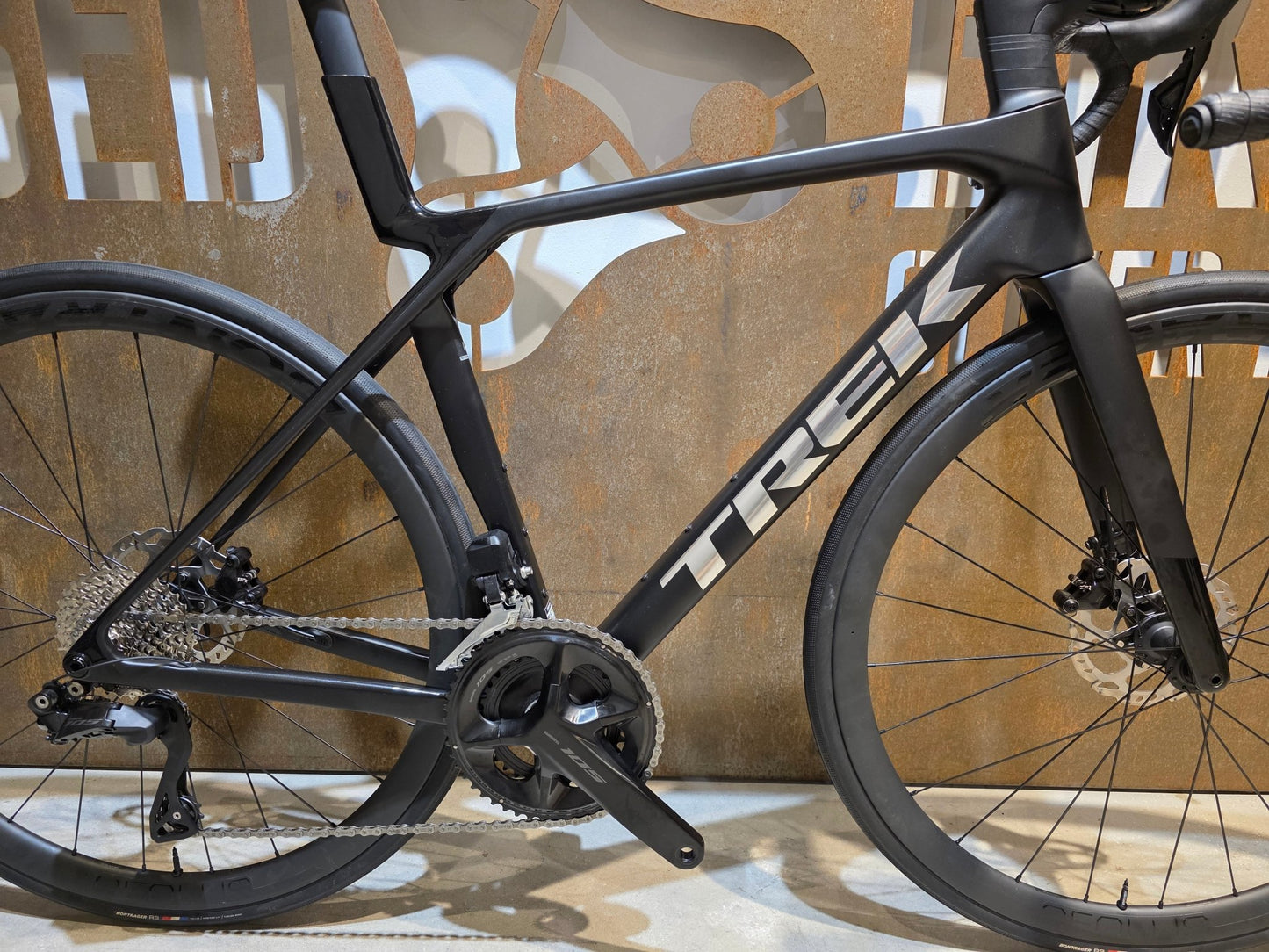 Rennrad von Trek, TREK MADONE SL 6 GEN 8 / MATTE DARK WEB / M vor USEDBIKES - OB.DE Hintergrund