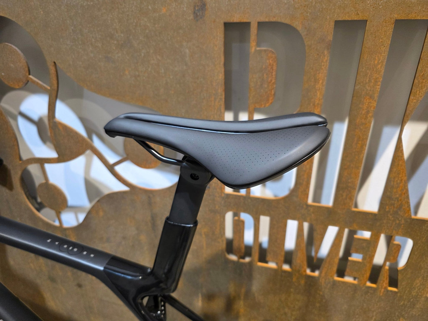 Rennrad von Trek, TREK MADONE SL 6 GEN 8 / MATTE DARK WEB / M vor USEDBIKES - OB.DE Hintergrund