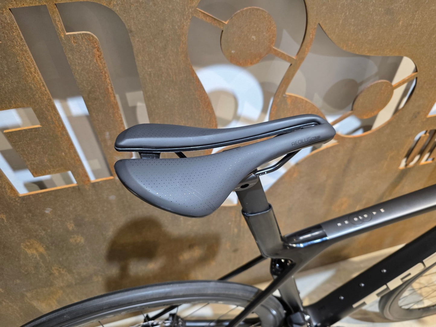 Rennrad von Trek, TREK MADONE SL 6 GEN 8 / MATTE DARK WEB / M vor USEDBIKES - OB.DE Hintergrund