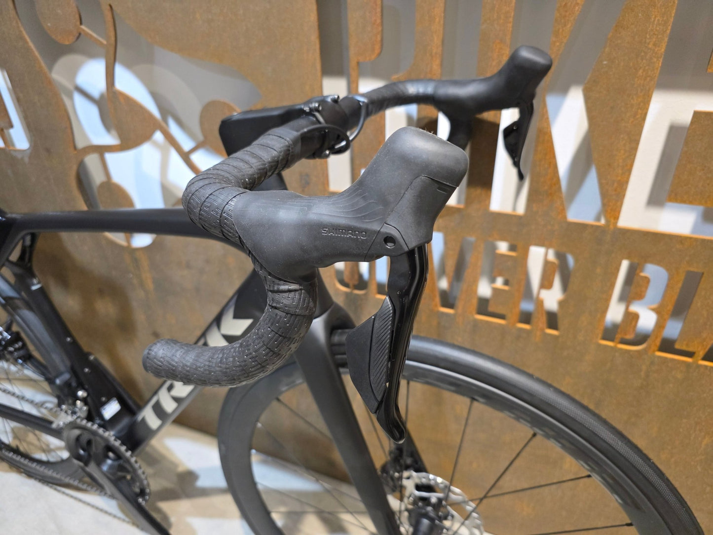 Rennrad von Trek, TREK MADONE SL 6 GEN 8 / MATTE DARK WEB / M vor USEDBIKES - OB.DE Hintergrund