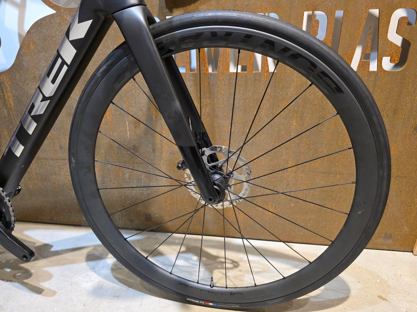 Rennrad von Trek, TREK MADONE SL 6 GEN 8 / MATTE DARK WEB / M vor USEDBIKES - OB.DE Hintergrund