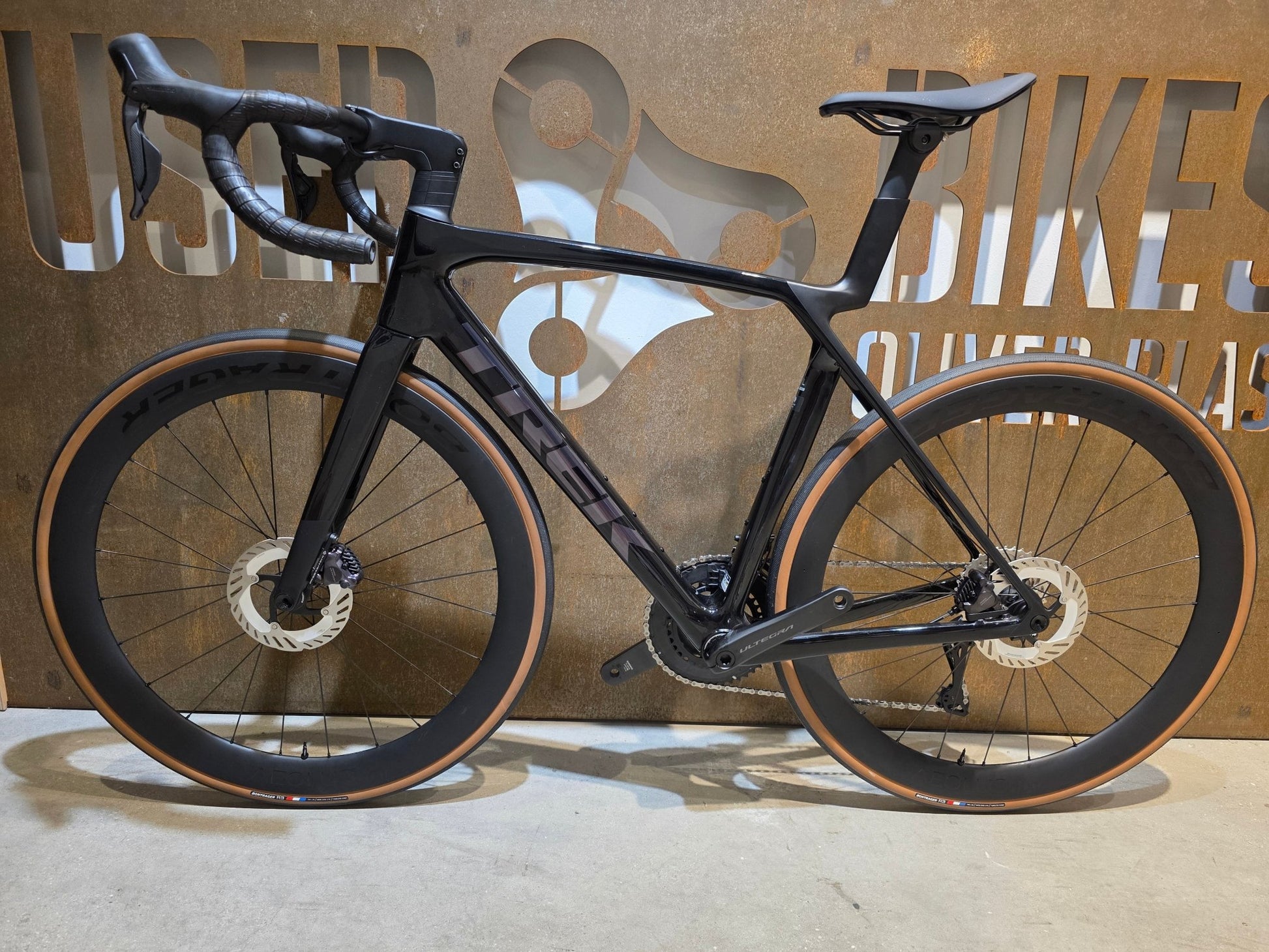 Rennrad von Trek, TREK MADONE SL 7 GEN 8 / GLOSS DARK STAR / M/L vor USEDBIKES - OB.DE Hintergrund