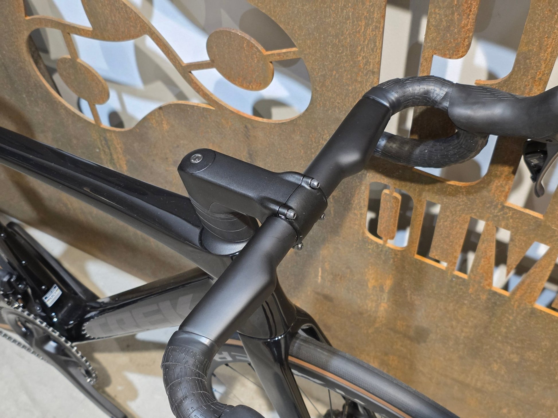 Rennrad von Trek, TREK MADONE SL 7 GEN 8 / GLOSS DARK STAR / M/L vor USEDBIKES - OB.DE Hintergrund