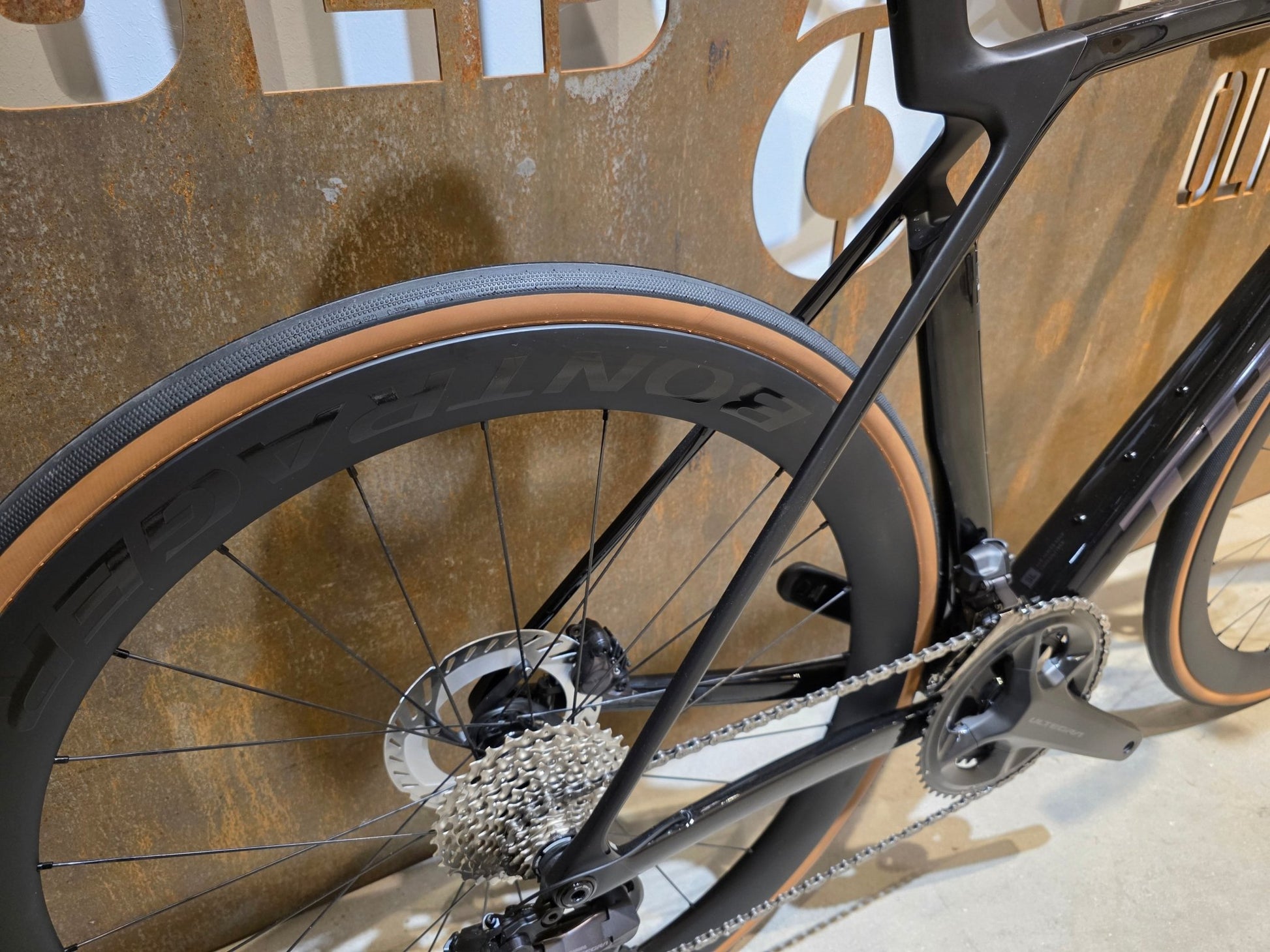 Rennrad von Trek, TREK MADONE SL 7 GEN 8 / GLOSS DARK STAR / M/L vor USEDBIKES - OB.DE Hintergrund