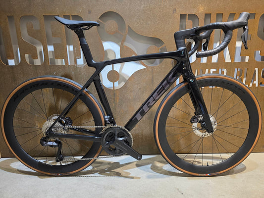 Rennrad von Trek, TREK MADONE SL 7 GEN 8 / GLOSS DARK STAR / M/L vor USEDBIKES - OB.DE Hintergrund