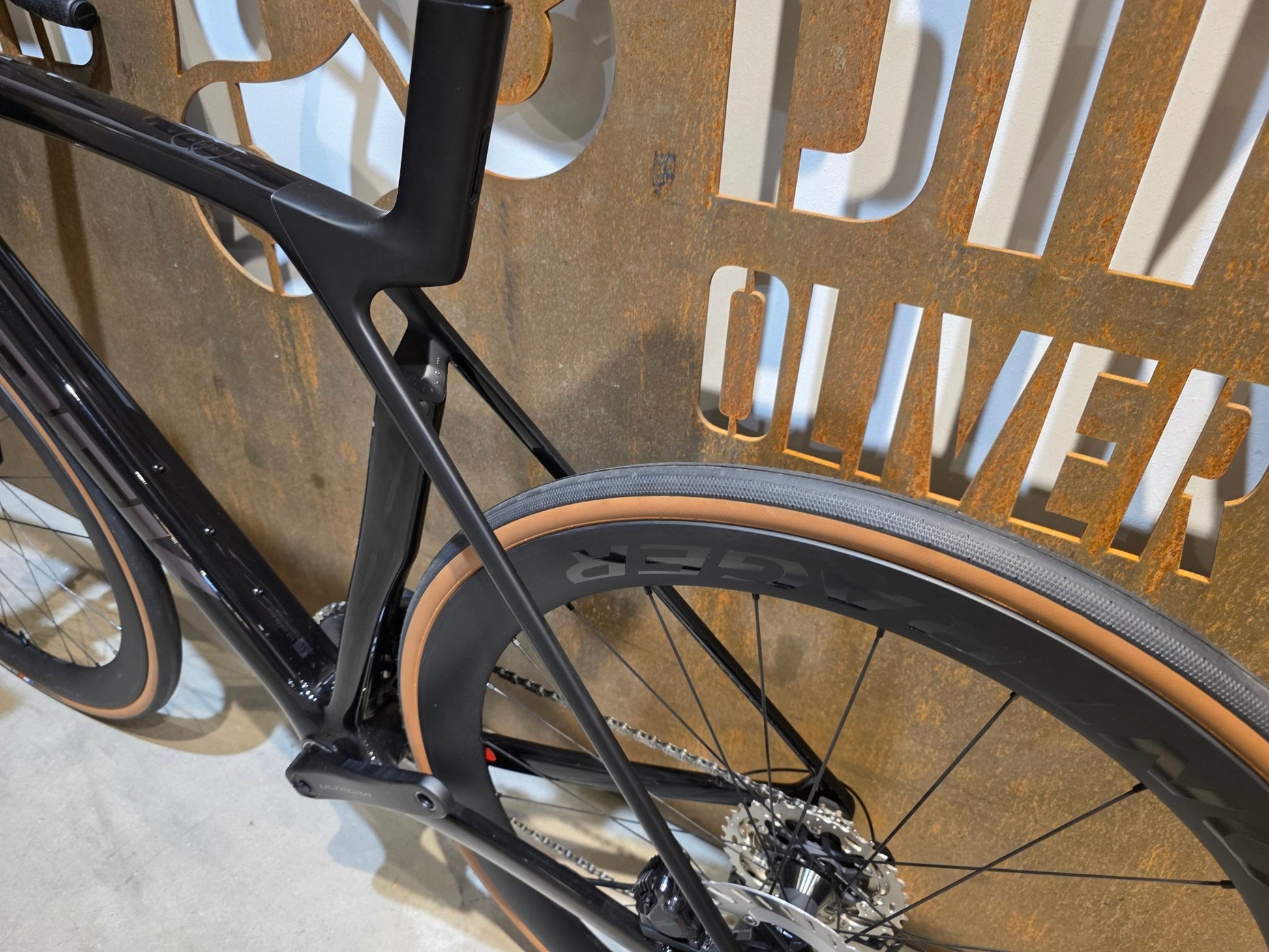 Rennrad von Trek, TREK MADONE SL 7 GEN 8 / GLOSS DARK STAR / M/L vor USEDBIKES - OB.DE Hintergrund