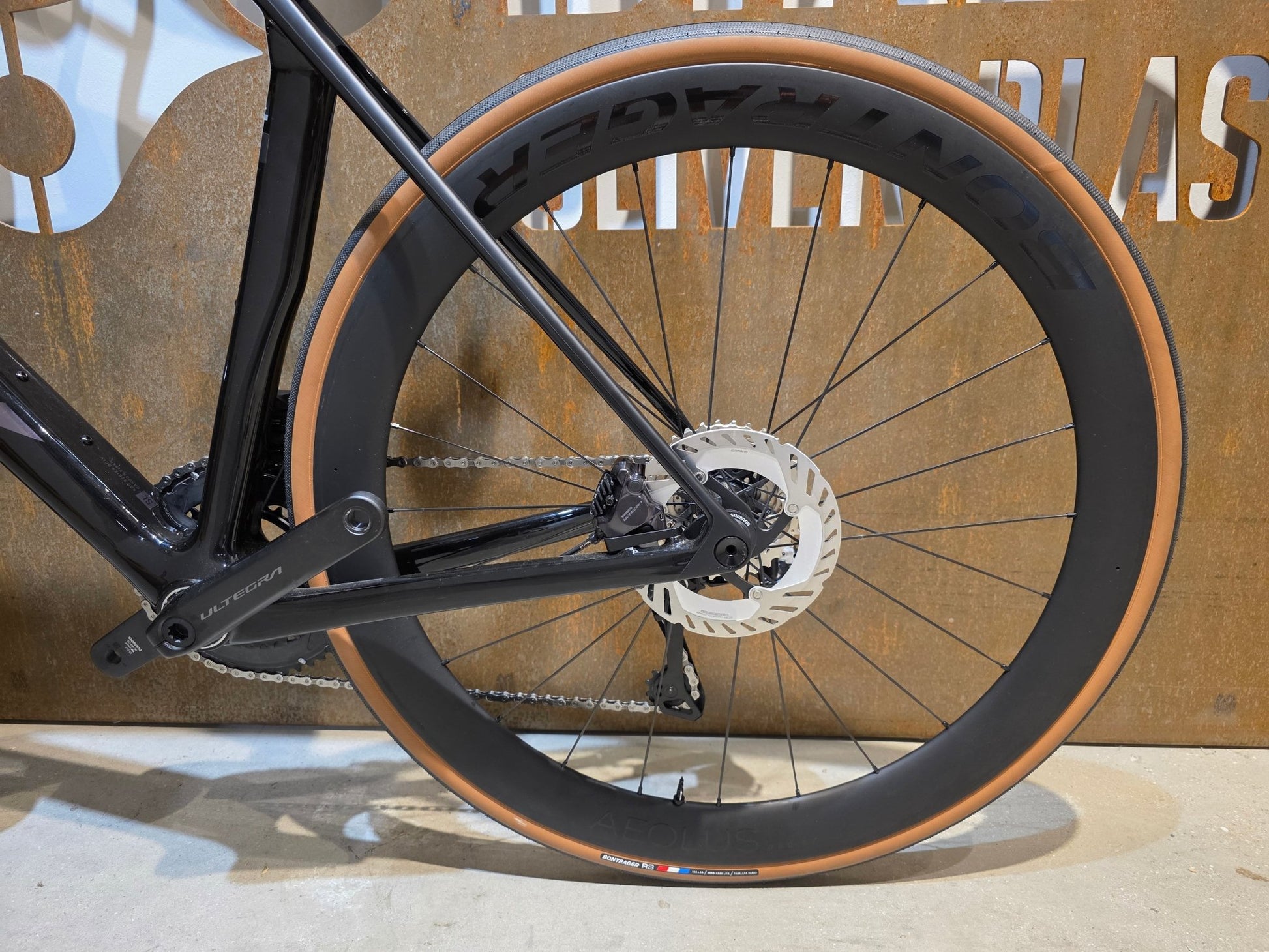 Rennrad von Trek, TREK MADONE SL 7 GEN 8 / GLOSS DARK STAR / M/L vor USEDBIKES - OB.DE Hintergrund