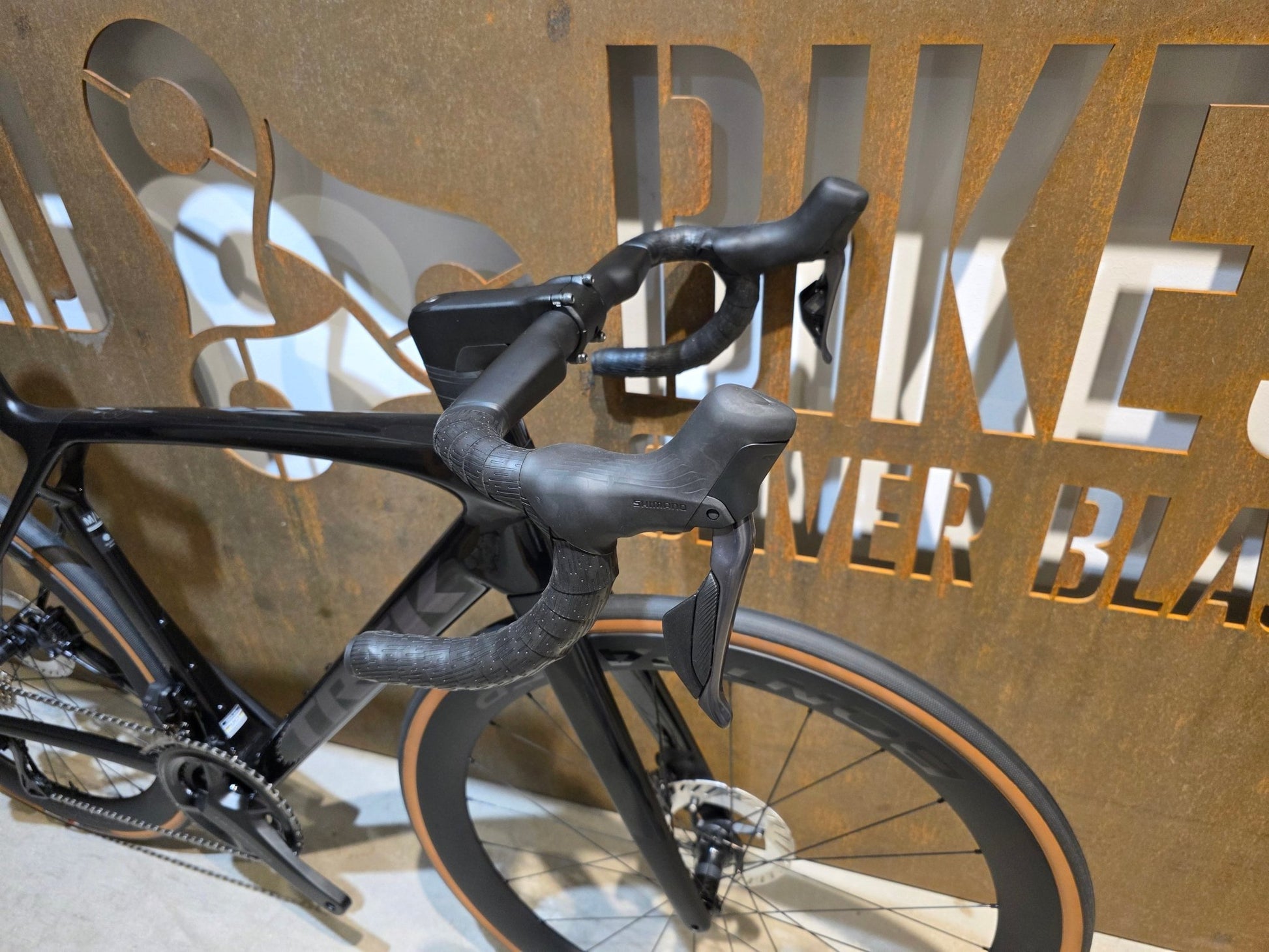 Rennrad von Trek, TREK MADONE SL 7 GEN 8 / GLOSS DARK STAR / M/L vor USEDBIKES - OB.DE Hintergrund