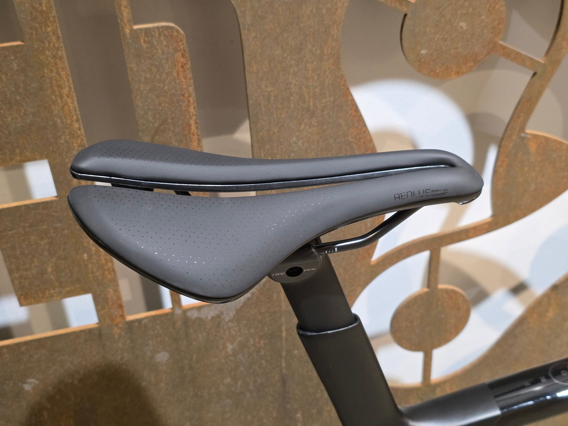 Rennrad von Trek, TREK MADONE SL 7 GEN 8 / GLOSS DARK STAR / M/L vor USEDBIKES - OB.DE Hintergrund