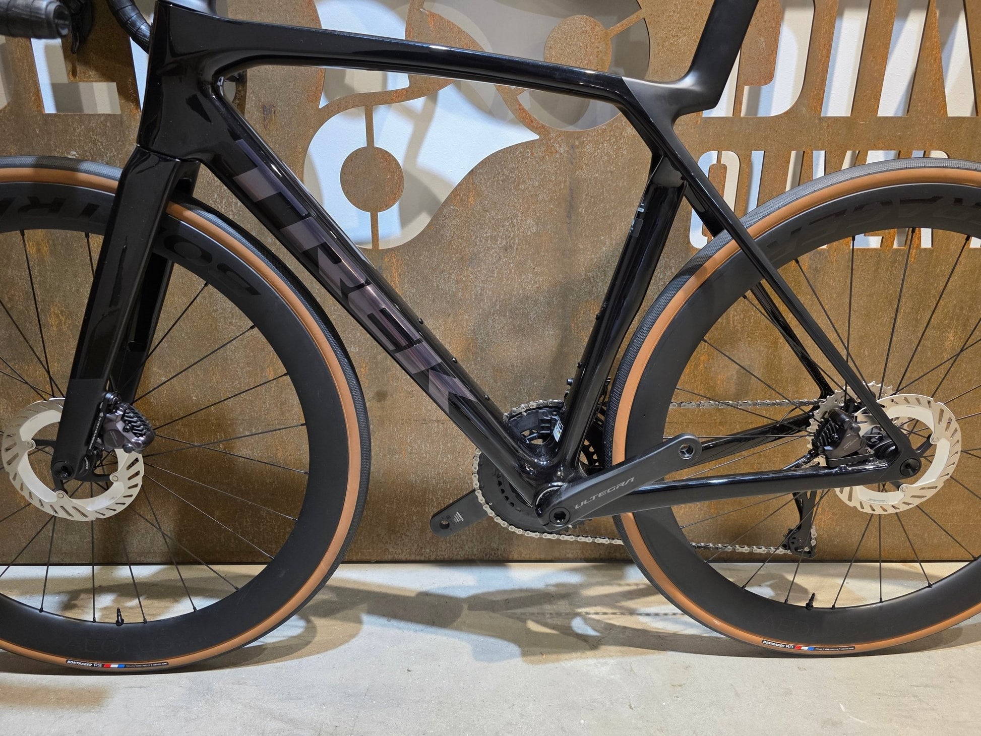Rennrad von Trek, TREK MADONE SL 7 GEN 8 / GLOSS DARK STAR / M/L vor USEDBIKES - OB.DE Hintergrund