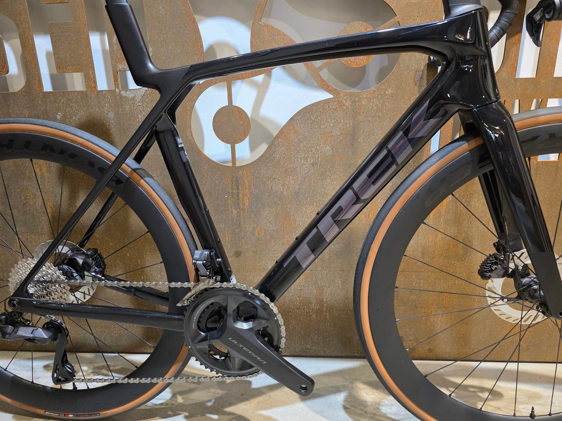 Rennrad von Trek, TREK MADONE SL 7 GEN 8 / GLOSS DARK STAR / M/L vor USEDBIKES - OB.DE Hintergrund