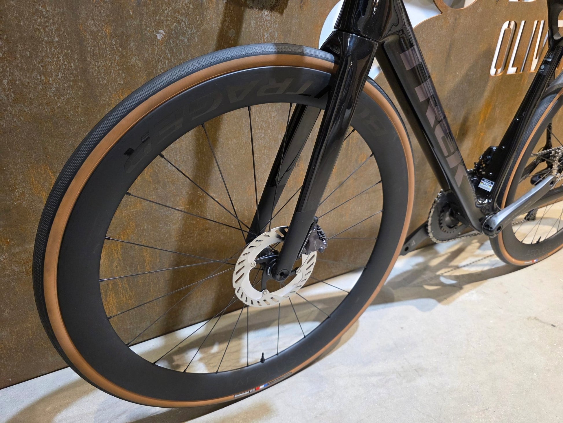 Rennrad von Trek, TREK MADONE SL 7 GEN 8 / GLOSS DARK STAR / M/L vor USEDBIKES - OB.DE Hintergrund