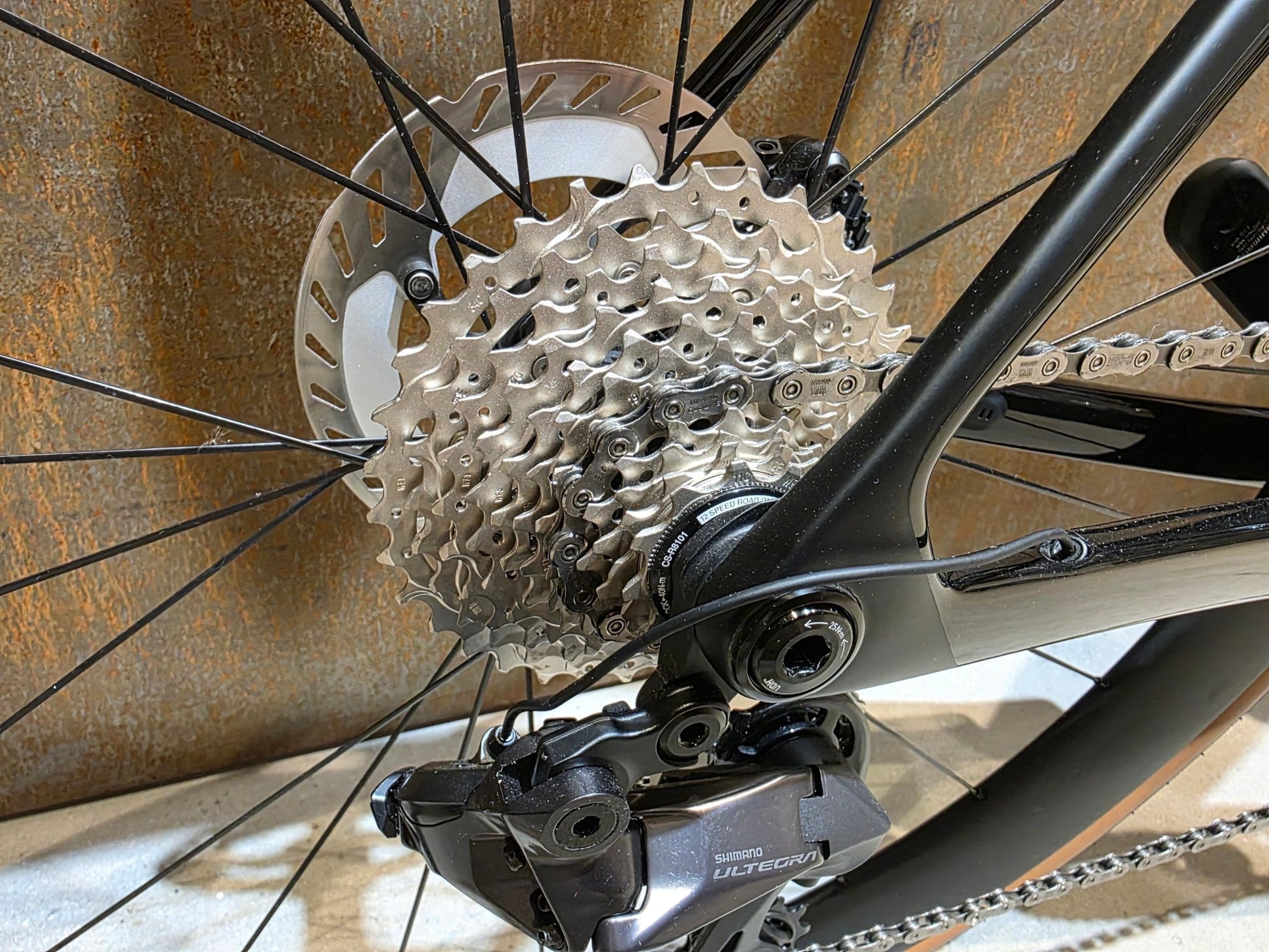 Rennrad von Trek, TREK MADONE SL 7 GEN 8 / GLOSS DARK STAR / M/L vor USEDBIKES - OB.DE Hintergrund